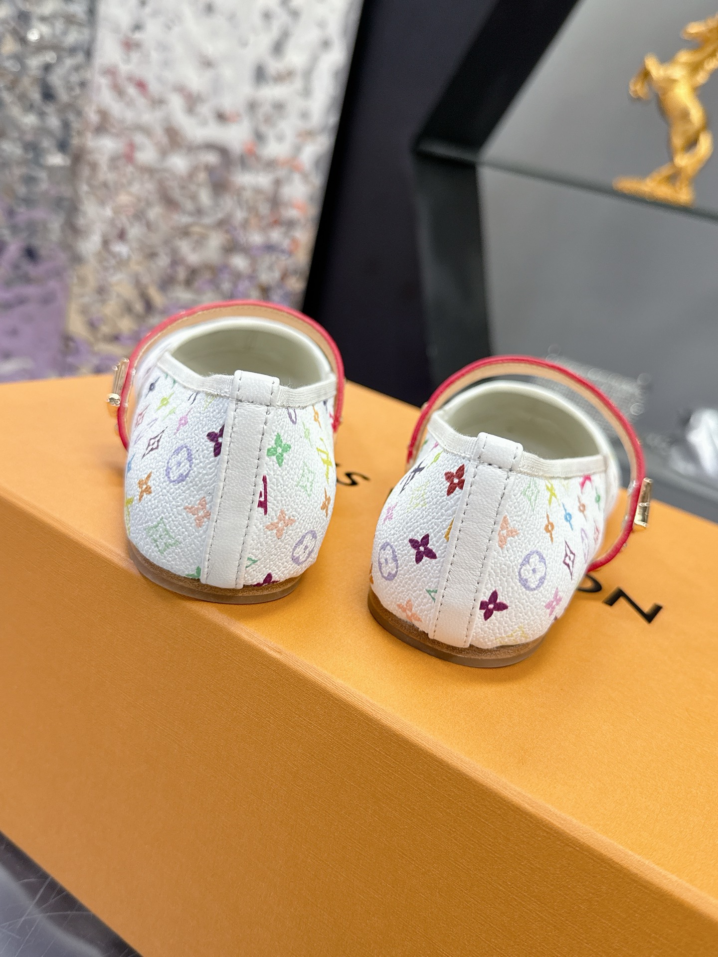 “Louis Vuitton Mary Jane Flat Shoes: Spring/Summer Collection Price, Features, and Style – Full Package Included” - 图片 8