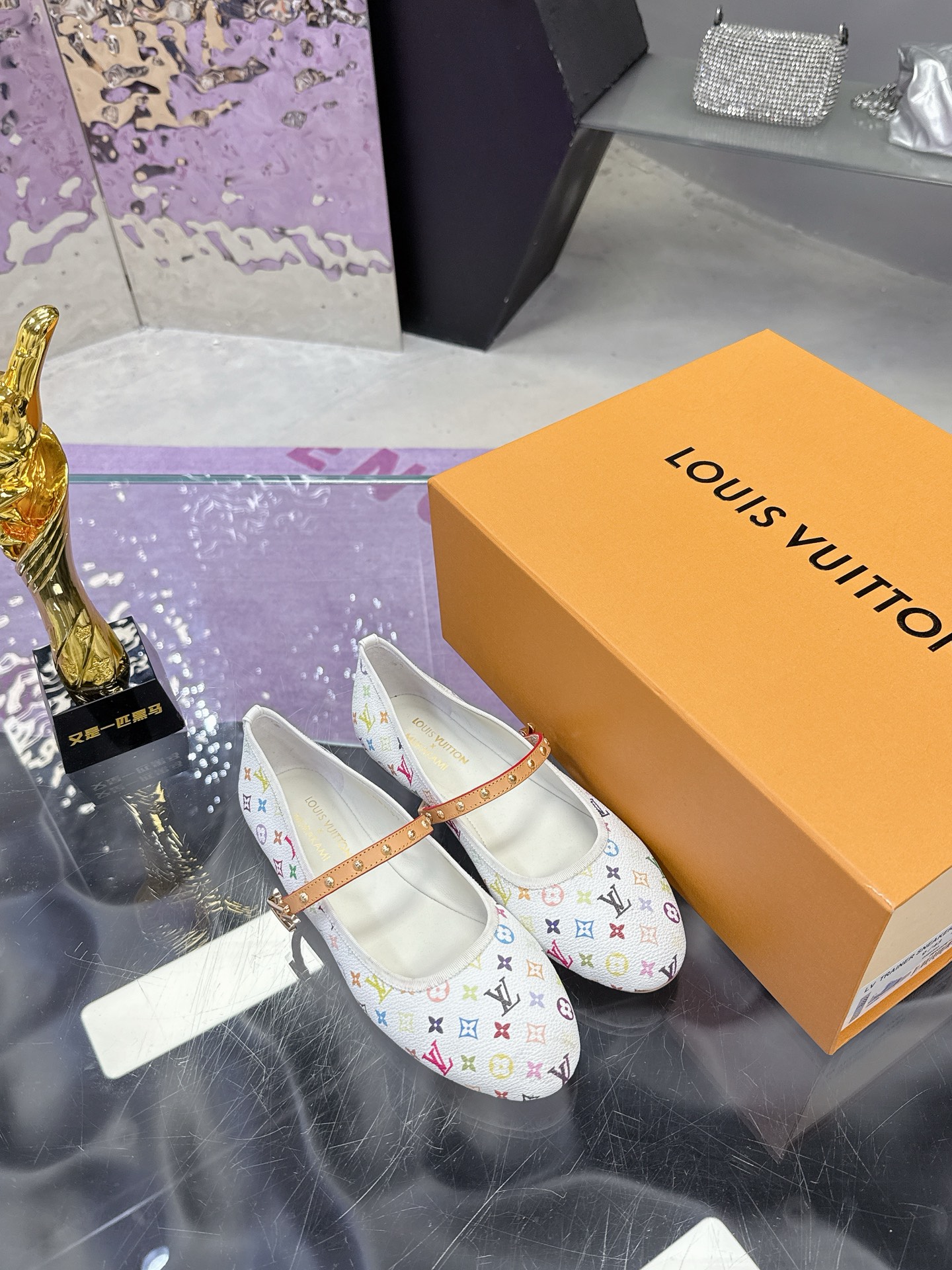“Louis Vuitton Mary Jane Flat Shoes: Spring/Summer Collection Price, Features, and Style – Full Package Included” - 图片 4