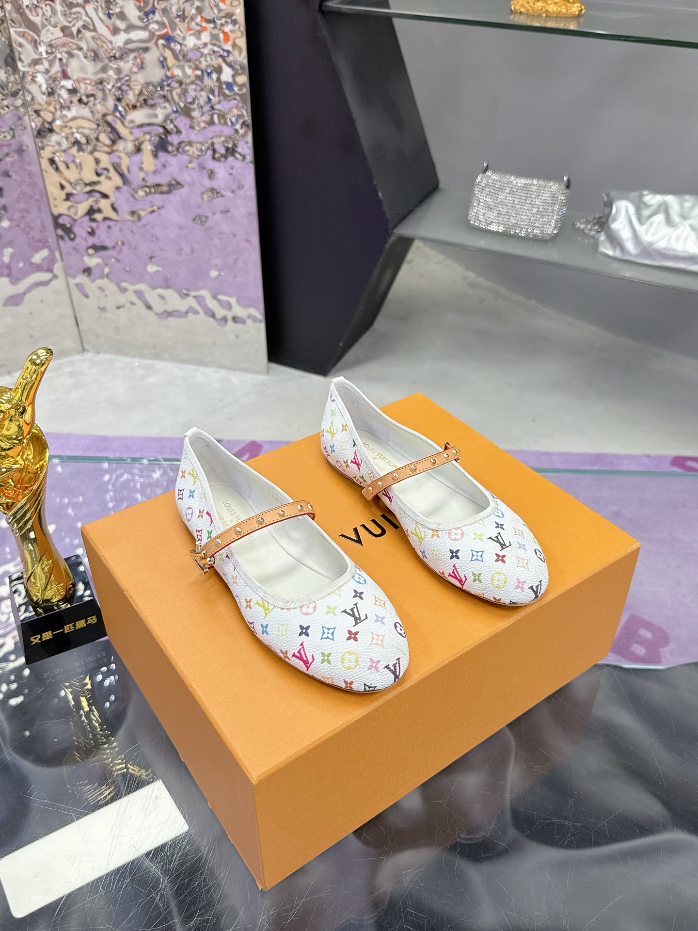 “Louis Vuitton Mary Jane Flat Shoes: Spring/Summer Collection Price, Features, and Style – Full Package Included” - 图片 1