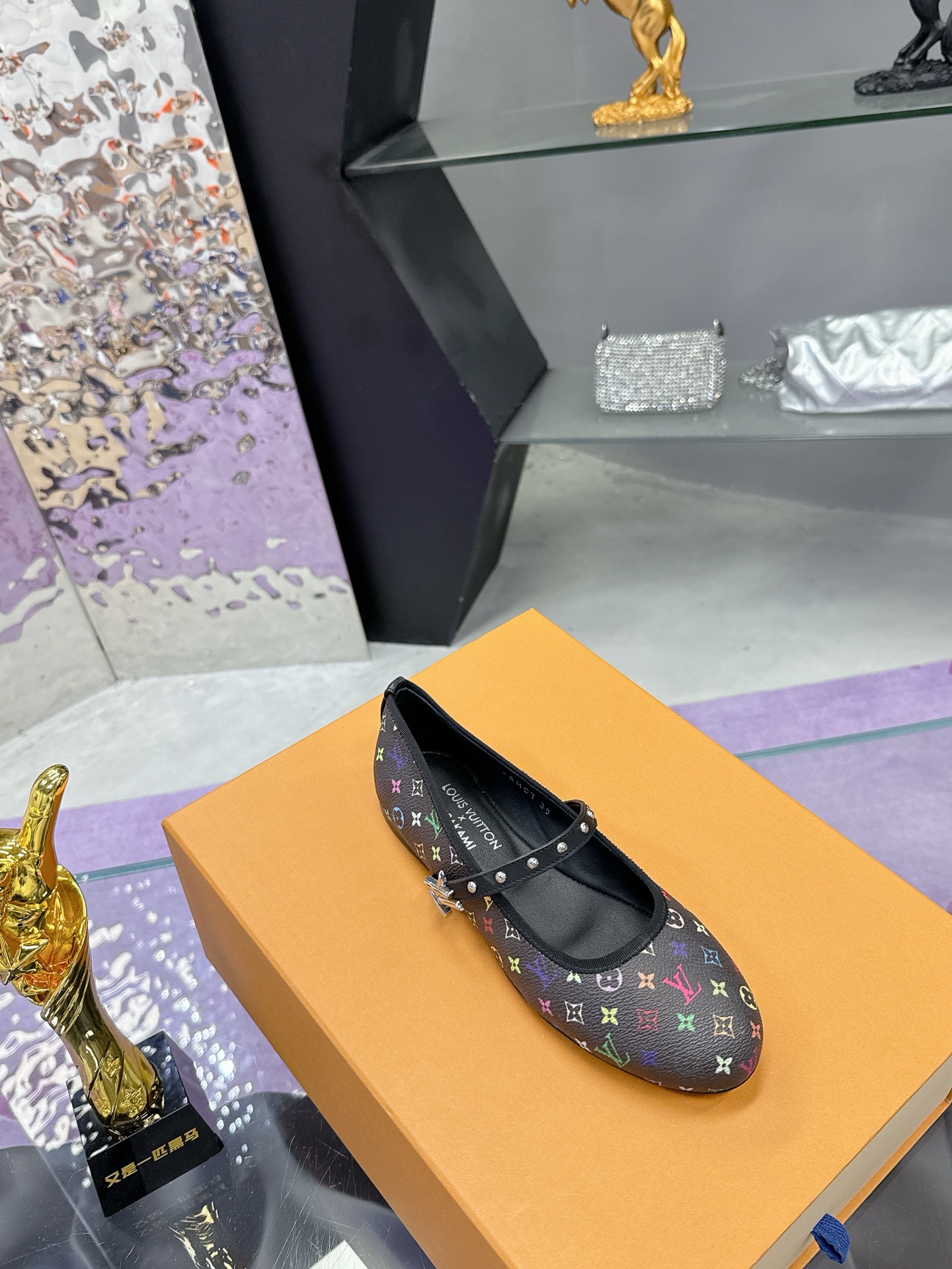 “Louis Vuitton Mary Jane Flat Shoes: Stylish and Comfortable Italian Footwear for Spring and Summer” - 图片 5