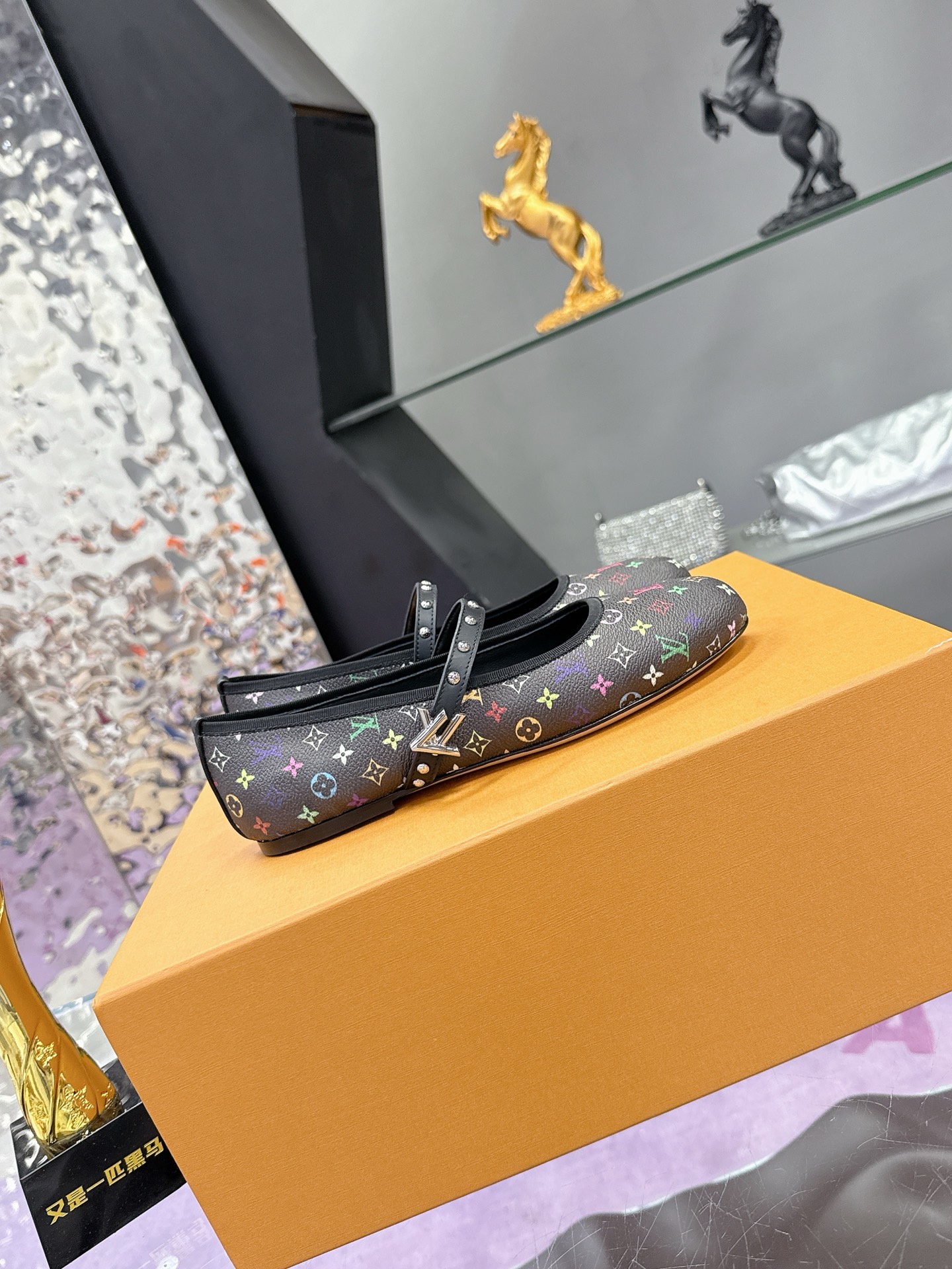 “Louis Vuitton Mary Jane Flat Shoes: Stylish and Comfortable Italian Footwear for Spring and Summer” - 图片 2