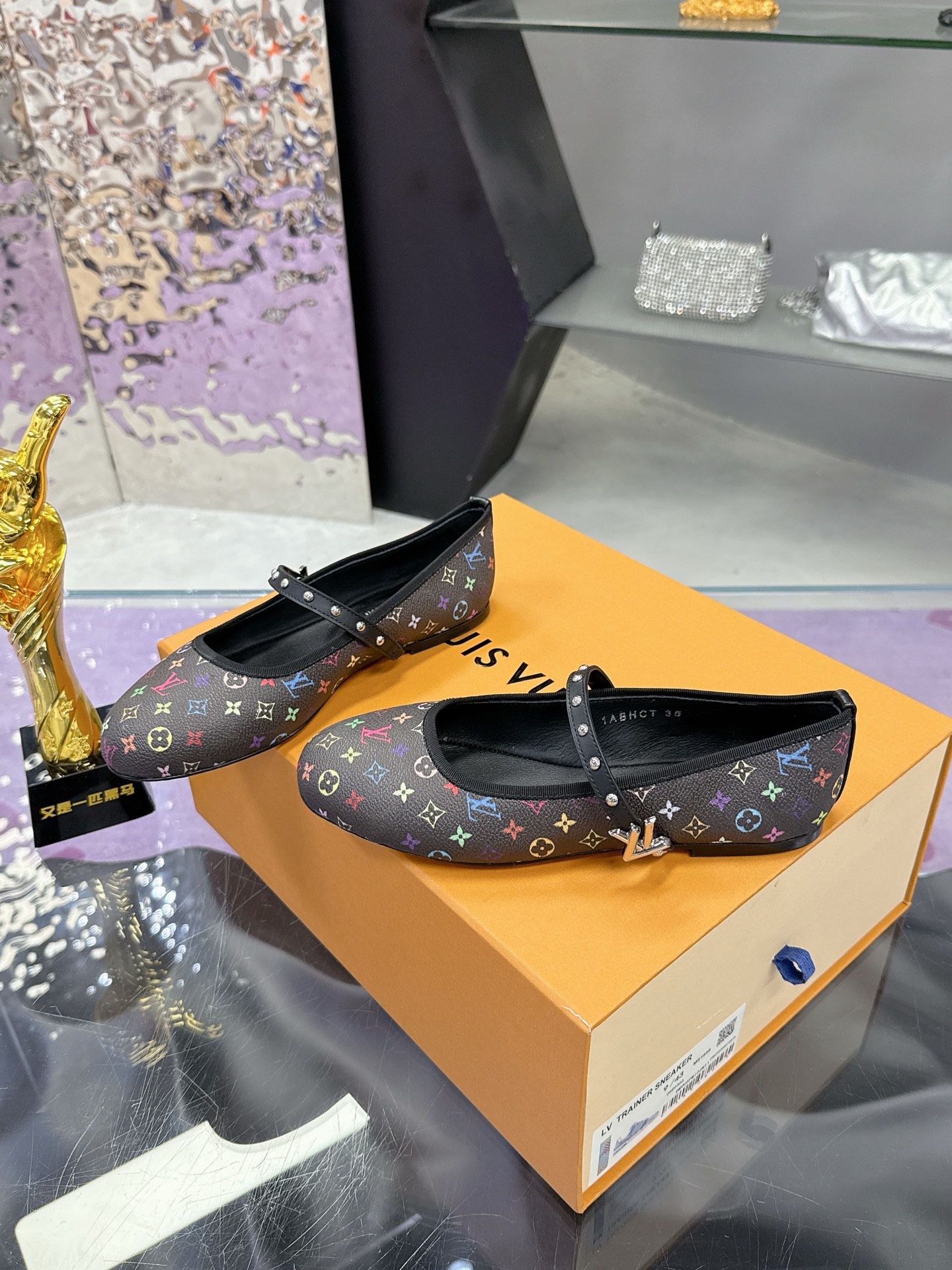 “Louis Vuitton Mary Jane Flat Shoes: Stylish and Comfortable Italian Footwear for Spring and Summer” - 图片 3