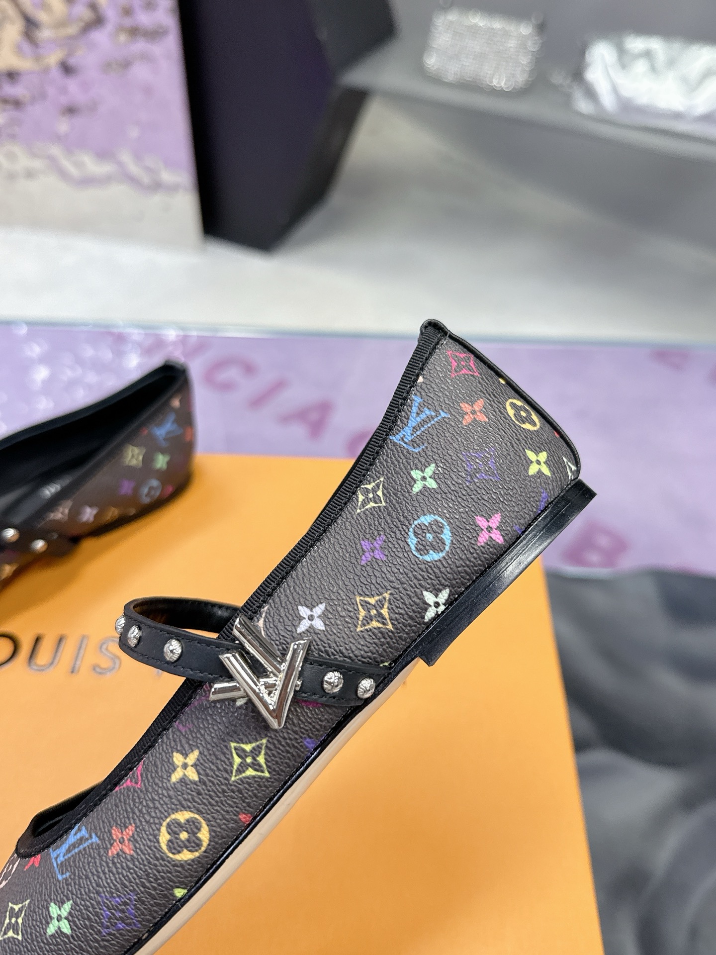 “Louis Vuitton Mary Jane Flat Shoes: Stylish and Comfortable Italian Footwear for Spring and Summer” - 图片 8
