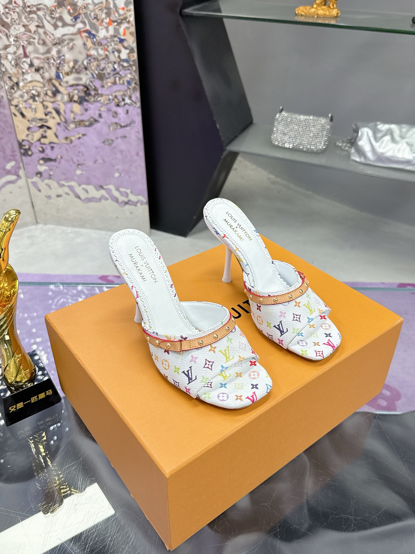 NO:230717,LV co-branded Murakami Takashi series heel shoes rarely make LV products, but I really can't refuse this pair of kittens!  The original version was purchased carefully and developed. The heels were customized with molds. The brown leather with presbyopia tannins is so outstanding!  The beautiful kitten heel is just right, high-end classic sexy and comfortable, full of the perfect score that summer shoes can give you, which seems like a must-have item!  Sandal heels 5cm and 9cm upper oil wax cowhide inner lining original custom cowhide outsole Italian leather outsole size 35-41 (40.41 custom made without return or exchange), slippers, louis vuitton, slippers, cowhide, Leather soles19860909LV 联名村上隆 系列 跟鞋 很少做Lv家的单品 但是这双小猫跟我真的是没法拒绝啊！原版购入 用心开发 鞋跟都是开模定制 老花单宁色搭配的棕色皮质,也太出彩了！刚刚好的绝美小猫跟,高级经典性感舒适,拉满了夏日美鞋能给的满分似搭配必备单品！ 凉跟鞋5cm和9cm 鞋面油蜡牛皮 内里原版定制牛皮 大底意大利真皮大底 码数35-41（40.41定制不退换),拖鞋,louis vuitton,slippers,cowhide,Leather soles,Women's Shoes