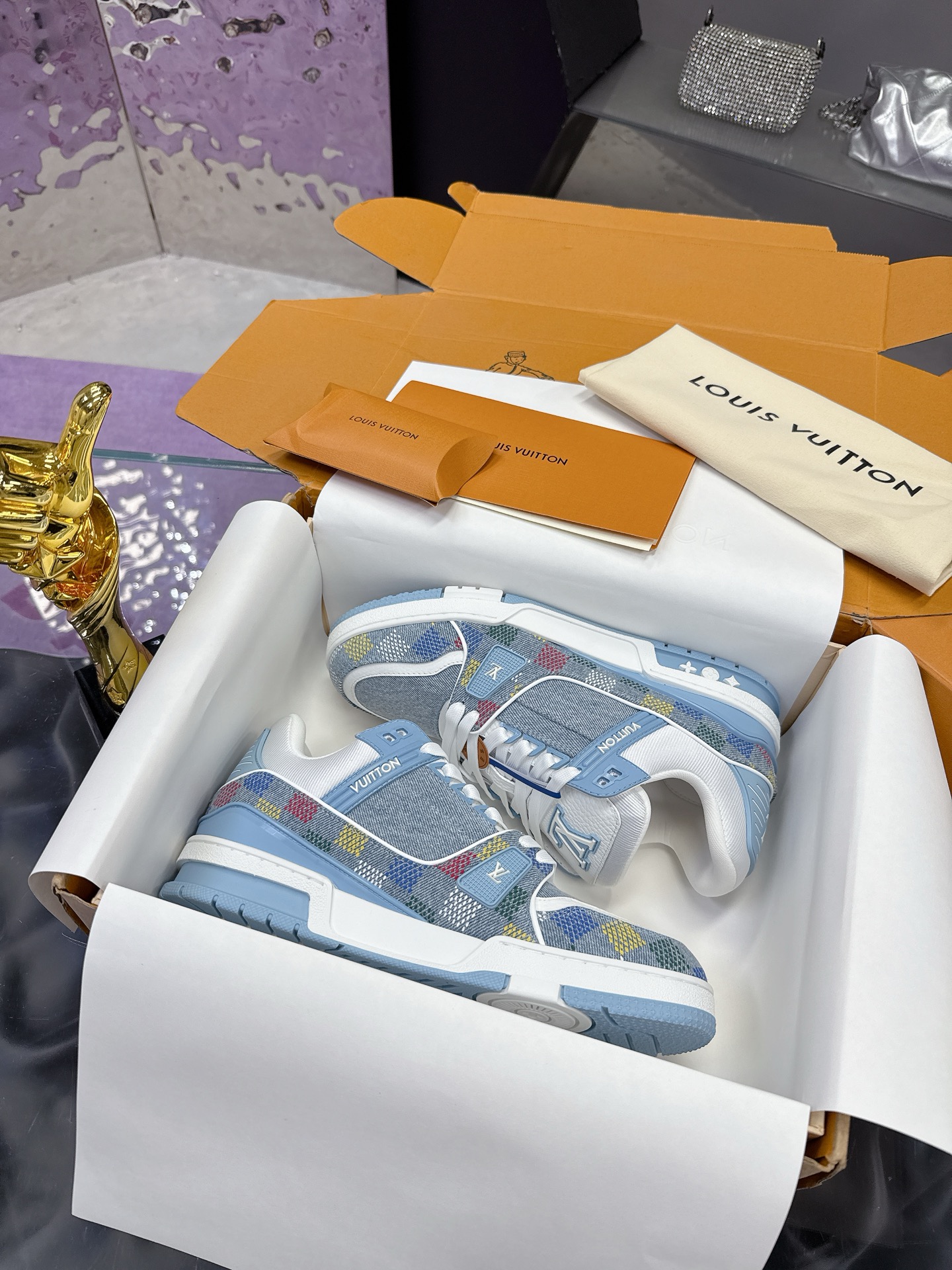 NO:166027,2025 new colors are being added Official synchronization (Aircraft Box 5) Original development Quality shipping Welcome to compare - LV board shoes series LV Trainer Maxi sneakers introduce the loose silhouette of the ready-to-wear series into the LVTrainer sneaker design written by Virgil Abloh, and the spring and summer men's clothing show is highlighted. The cowhide upper combines rough fabric laces to point out the classic brand elements with colorful beads. The LV letters mark the tongue, and Monogram flowers live on the outsole. The mixed material is made of top layer cowhide, wrapped in imported custom-made denim, thick lace lace design, with Monogram large print on the side, the tongue and heel 