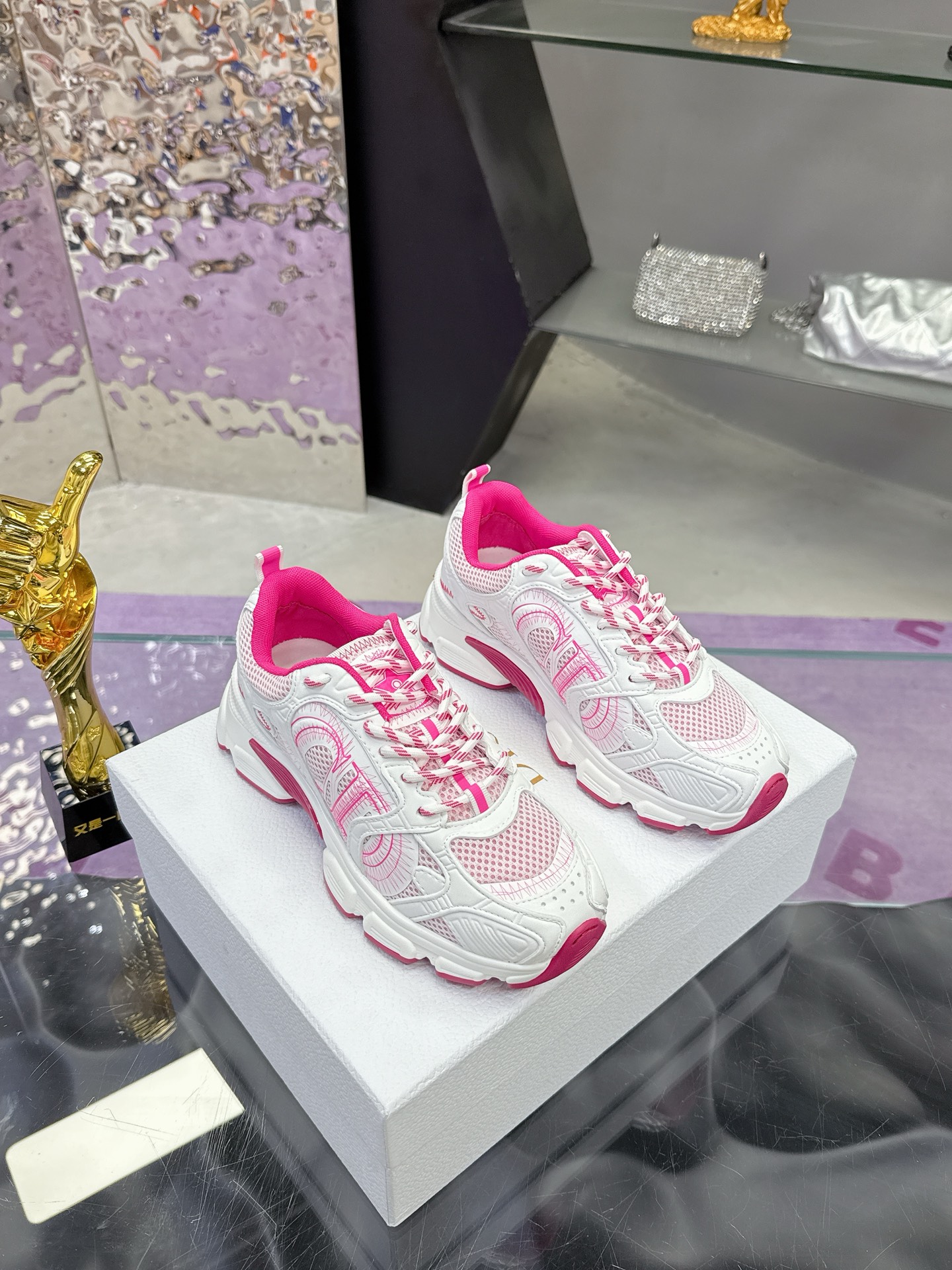 NO:166033,(Women's) Dior Chrono series sneakers Taikoo Hui RMB purchased and developed This Dior chrono sneaker continues the long-lasting outline and is carefully made of mesh, so it will be particularly comfortable to wear. It is decorated with a special CD craft logo to enhance the style. The style is light and matched with the 