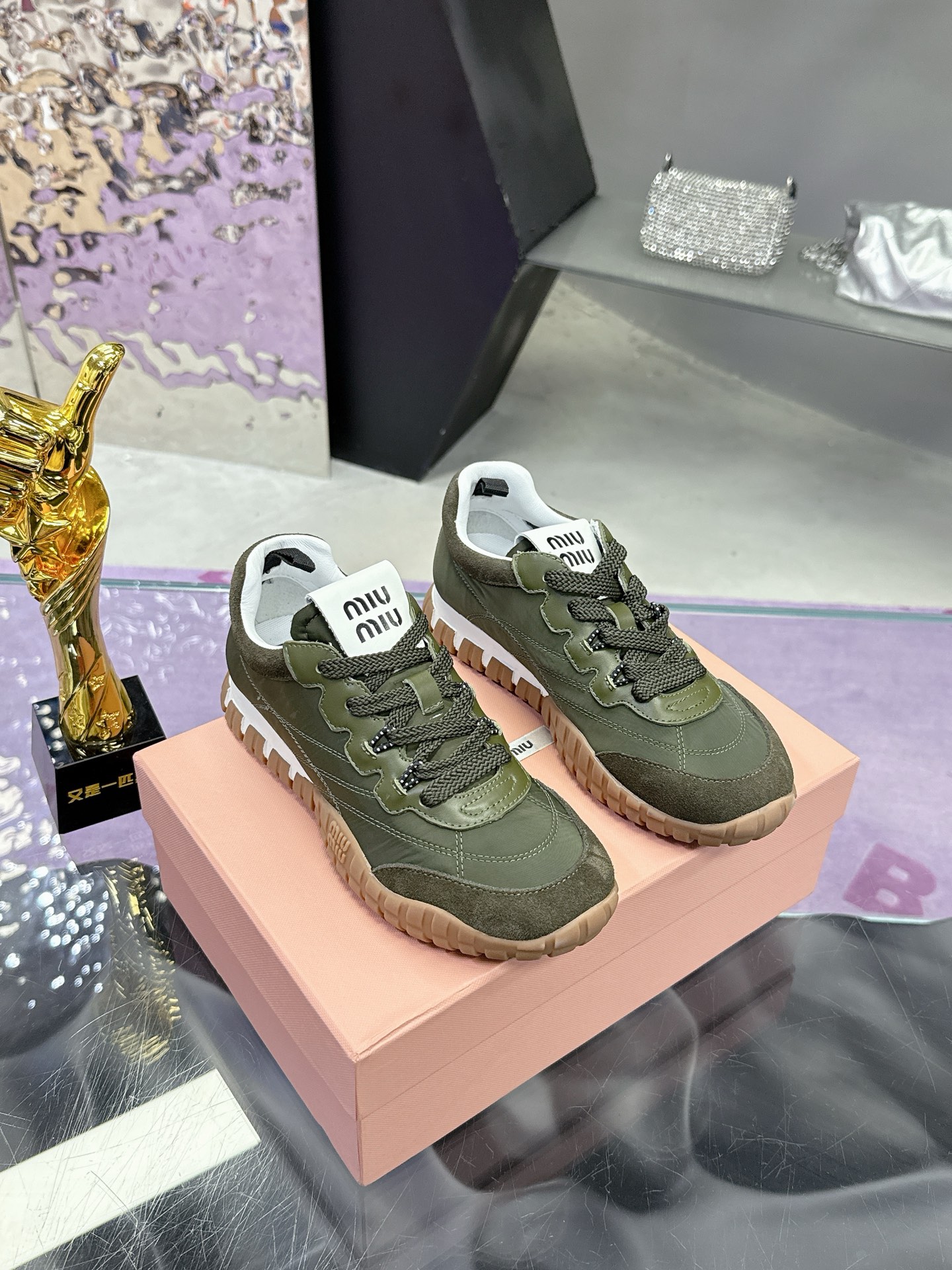 NO:228841,MiuMiu 25ss Spring and summer new style cookie shoes Forrest Gump shoes casual sneakers Miumiu latest hits Avant-garde and bold design, Miu Miu style is integrated with the simple lines of this thick-soled silk rain cloth Marie Jane design. The chic logo is decorated on the tongue and back of the shoe, embellished with retro design, adding iconic elements!  Thick sole design defines avant-garde modern style. Original custom fabric/beef velvet. Original imported soft sheepskin. Original open molded anti-slip rubber outsole. Size#35-40 (40 customization, no return or exchange), ballet shoes, miumiu, mary jane, sneakers, sheepskin, real silk.19860909MiuMiu 缪缪 25ss 春夏新款 饼干鞋 阿甘鞋休闲运动鞋 miumiu最新爆款 前卫大胆的设计,Miu Miu风格融于此款厚底真丝雨布玛丽珍设计的简约线条 别致徽标饰于鞋舌与背面,点缀复古设计,平添标志性元素！厚底设计定义前卫的现代风格 面料原版定制布料/牛反绒 内里原版进口柔软羊皮 鞋底原版开模防滑橡胶大底 Size#35-40（40定制不退换）,芭蕾舞鞋,miumiu,mary jane,sneakers,sheepskin,real silk,Women's Shoes