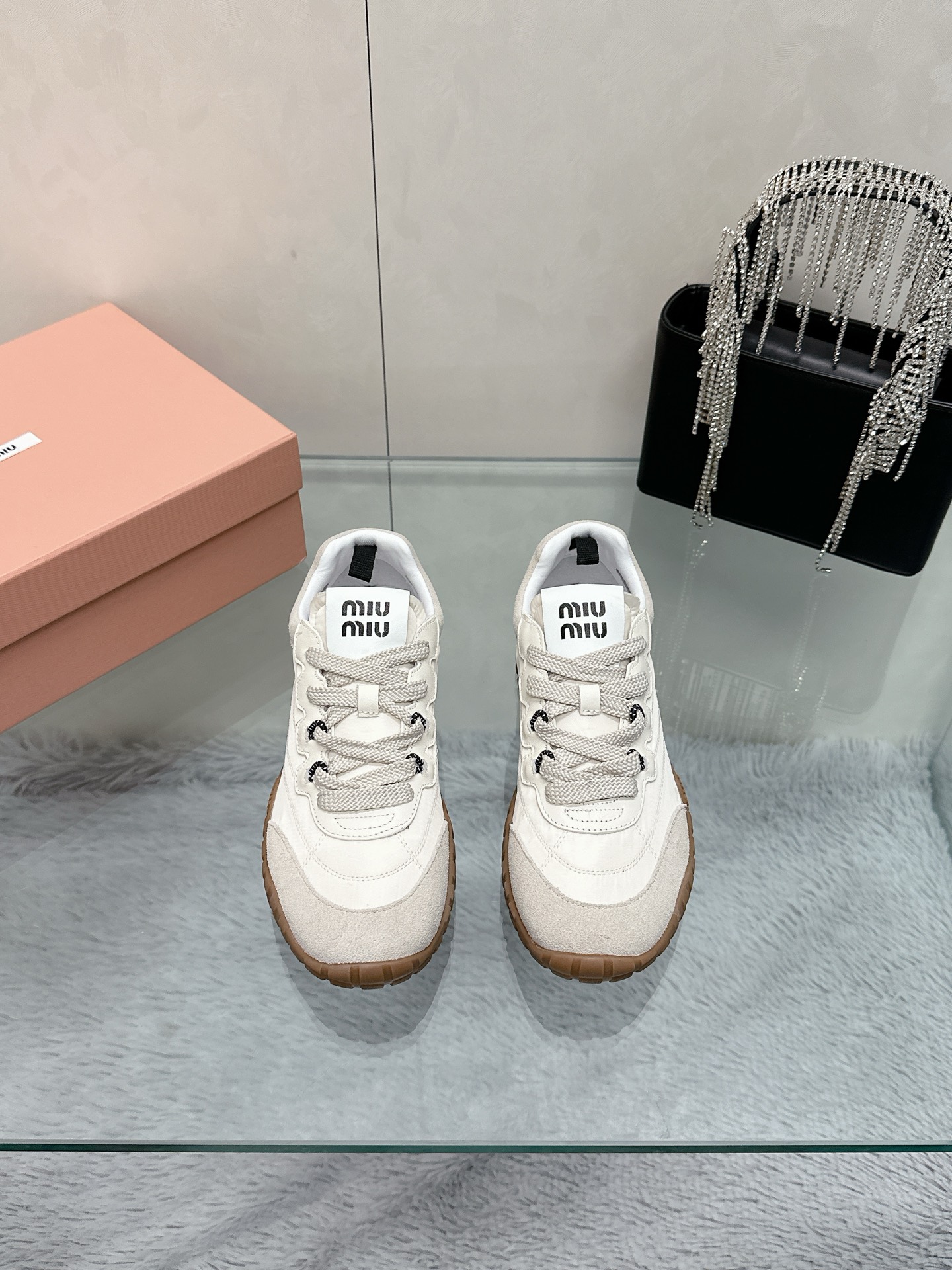 NO:250271,MiuMiu 25ss Spring and summer new style cookie shoes Forrest Gump shoes casual sneakers Miumiu latest hits Avant-garde and bold design, Miu Miu style is integrated with the simple lines of this thick-soled silk rain cloth Marie Jane design. The chic logo is decorated on the tongue and back of the shoe, embellished with retro design, adding iconic elements!  Thick sole design defines avant-garde modern style. Original custom fabric/beef velvet. Original imported soft sheepskin. Original open molded anti-slip rubber outsole. Size#35-40 (40 customization, no return or exchange), casual shoes/sports shoes, miumiu, mary jane, sneakers, sheepskin, real silk.19860909MiuMiu 缪缪 25ss 春夏新款 饼干鞋 阿甘鞋休闲运动鞋 miumiu最新爆款 前卫大胆的设计,Miu Miu风格融于此款厚底真丝雨布玛丽珍设计的简约线条 别致徽标饰于鞋舌与背面,点缀复古设计,平添标志性元素！厚底设计定义前卫的现代风格 面料原版定制布料/牛反绒 内里原版进口柔软羊皮 鞋底原版开模防滑橡胶大底 Size#35-40（40定制不退换）,休闲鞋/运动鞋,miumiu,mary jane,sneakers,sheepskin,real silk,Women's Shoes