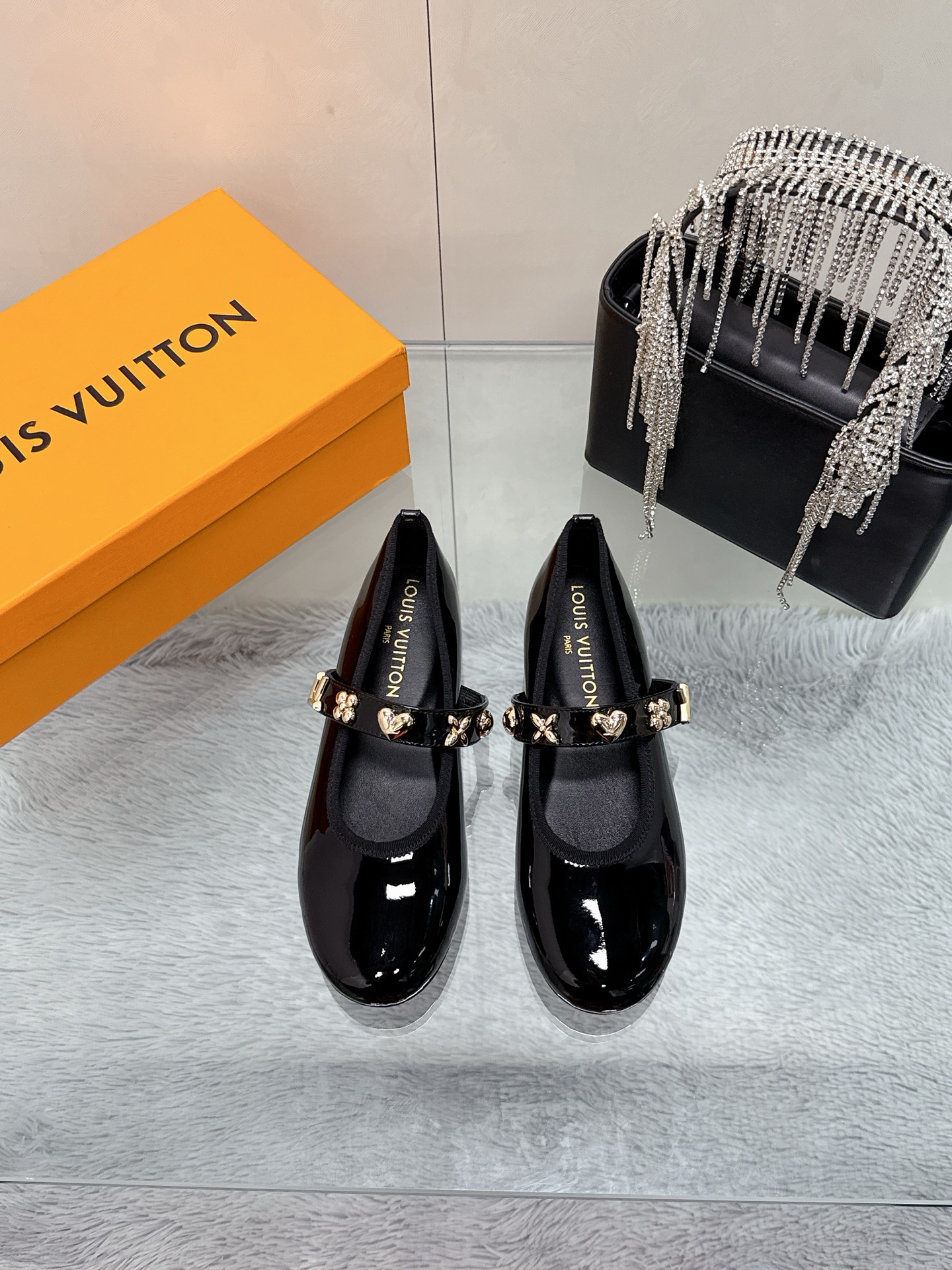 NO:250304,Louis Vuitton Spring and Summer Single Shoes Series Co-branded Mary Jane Fashion Flat Shoes The most popular item in the spring and summer show. Many supermodels put on their feet. Simple and elegant and very versatile. The upper is made of original sheepskin cowhide (see picture). Full leather bag naked pure hand-sewn upper. LV logo embellishment. The inner water dyed sheepskin. Breathable and comfortable and wear-resistant. Outsole Italian leather outsole. Size 35-40. Full set of packaging, single shoes, louis vuitton, louis vuitton, louis vuitton, louis vuitton, mary jane, flats, cowhide, sheepskin, Leather soles19860909Louis Vuitton 路易威登春夏 单鞋系列 联名玛丽珍时装平底鞋 春夏秀场出镜率最高的一款单品 超多名模上脚 简约大方非常百搭 鞋面采用原版羊皮 牛皮（见图） 全皮包裸纯手工缝纫鞋面 LV标识点缀 内里采用水染羊皮 透气舒适耐磨 大底意大利真皮大底 码数35—40 全套包装,单鞋,louis vuitton,louis vuitton,louis vuitton,mary jane,flats,cowhide,sheepskin,Leather soles,Women's Shoes