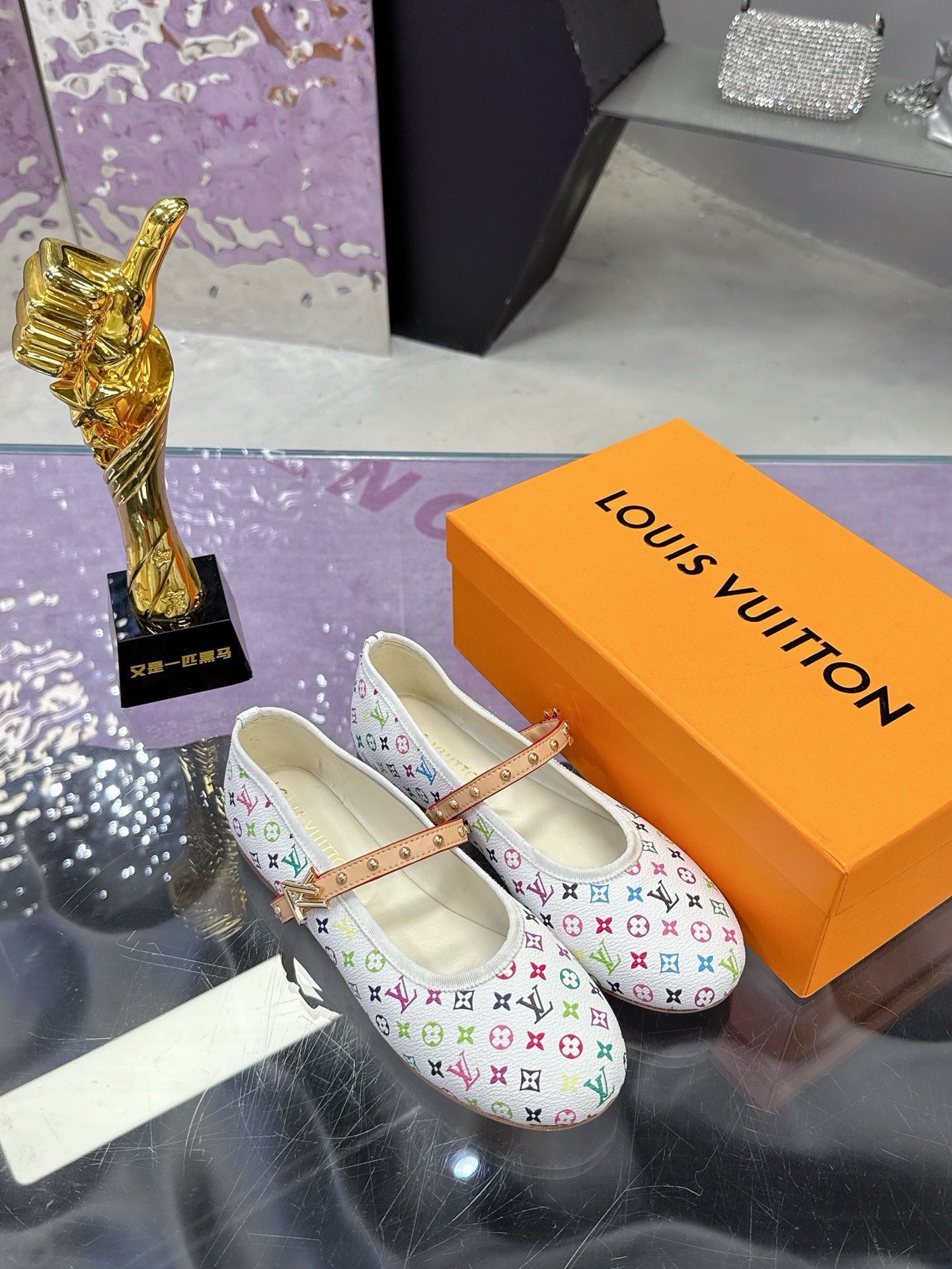 Louis Vuitton Springshar Single Shoe Series features high-end design, sheepskin, hand-sewn, LV logo, Italian leather, sizes 35-40. - 图片 3