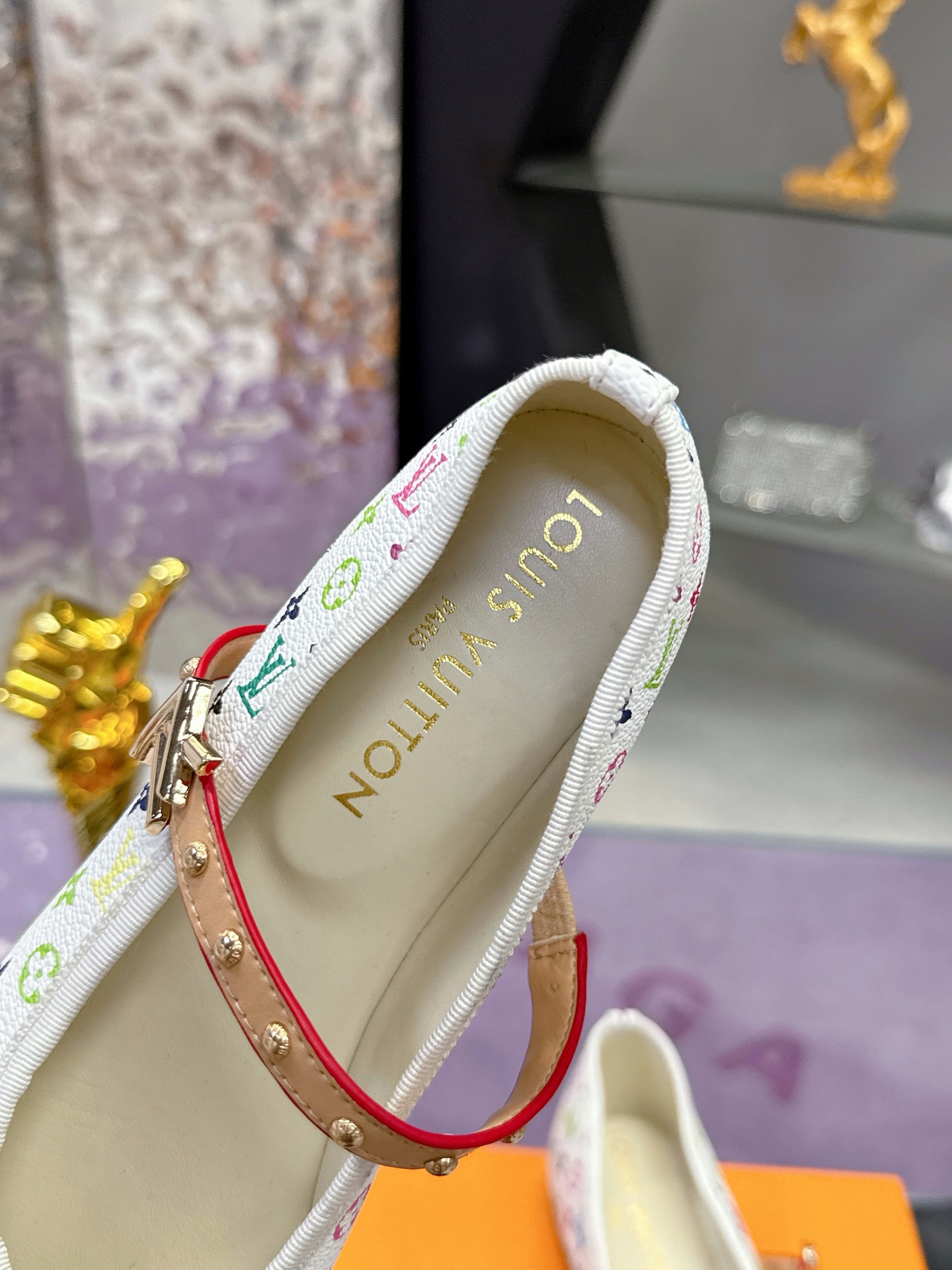 Louis Vuitton Springshar Single Shoe Series features high-end design, sheepskin, hand-sewn, LV logo, Italian leather, sizes 35-40. - 图片 6