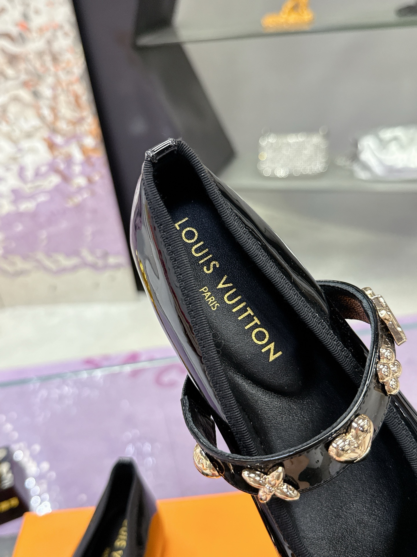 “Louis Vuitton Springshar Single Shoe Series: Premium Leather Shoes with LV Logo Detail” - 图片 7