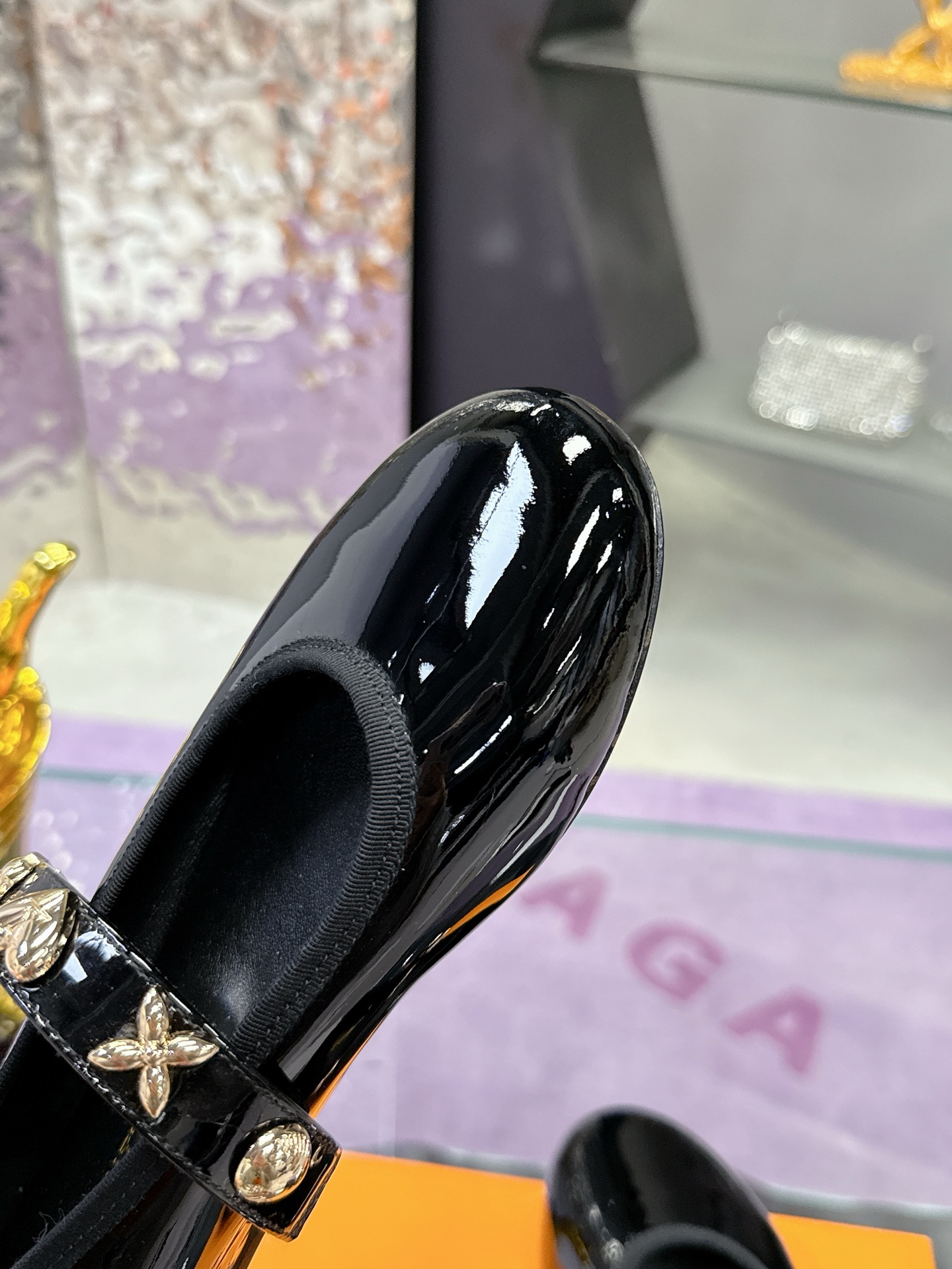 “Louis Vuitton Springshar Single Shoe Series: Premium Leather Shoes with LV Logo Detail” - 图片 6