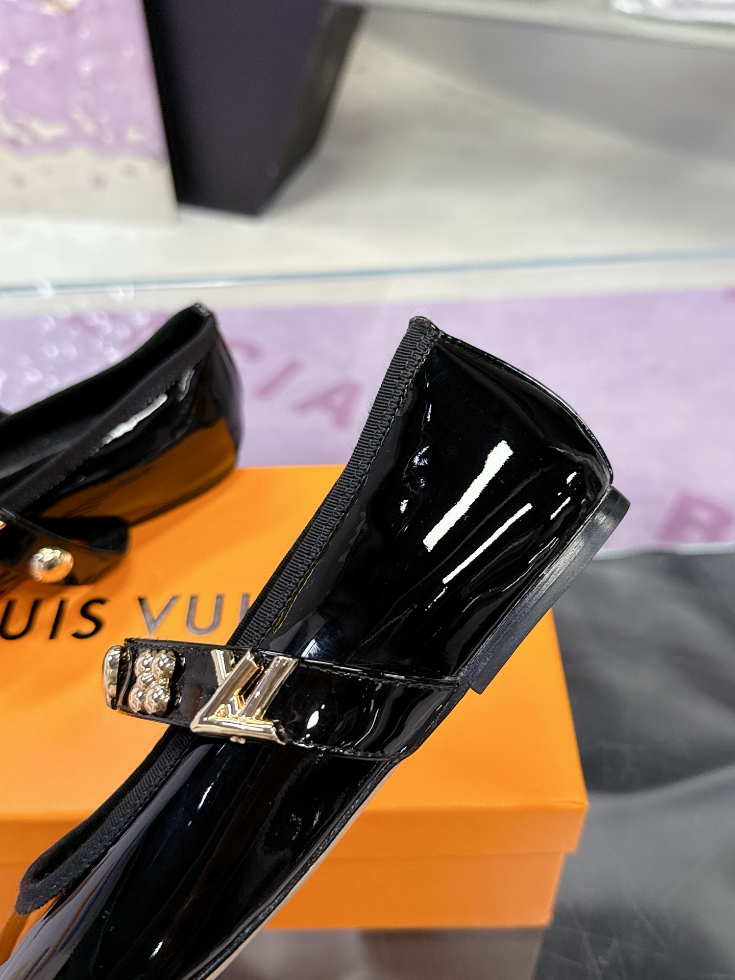 “Louis Vuitton Springshar Single Shoe Series: Premium Leather Shoes with LV Logo Detail” - 图片 8