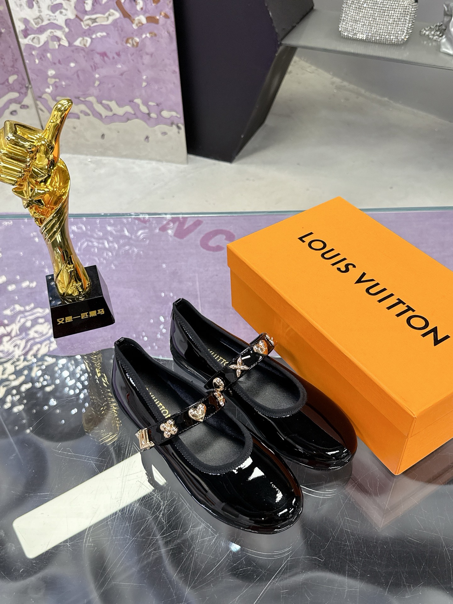 “Louis Vuitton Springshar Single Shoe Series: Premium Leather Shoes with LV Logo Detail” - 图片 4