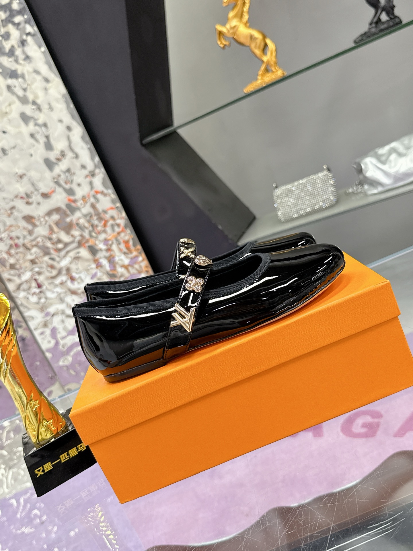 “Louis Vuitton Springshar Single Shoe Series: Premium Leather Shoes with LV Logo Detail” - 图片 2