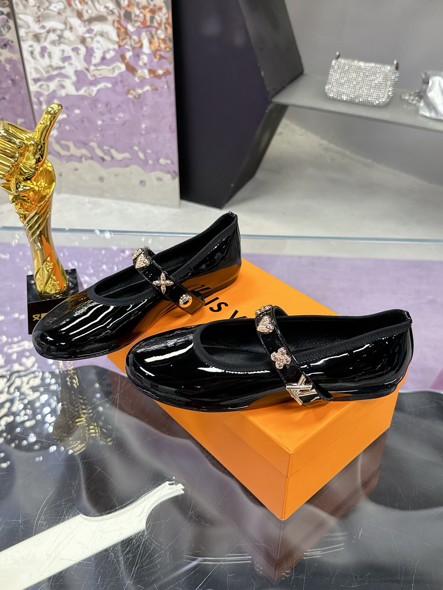 “Louis Vuitton Springshar Single Shoe Series: Premium Leather Shoes with LV Logo Detail” - 图片 3