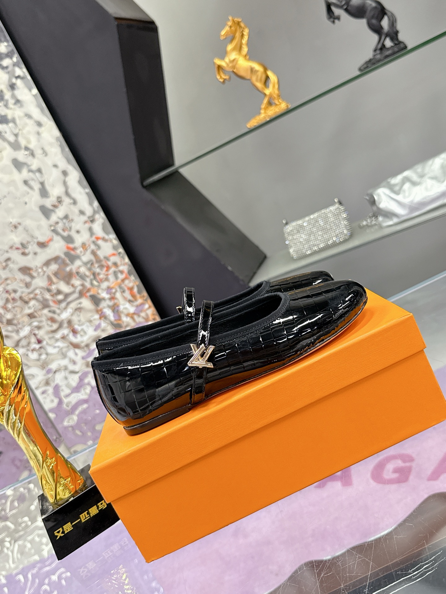 Louis Vuitton Springshar Single Shoe Series, priced at 624. Features original sheep and cattle skin, hand-sewn, with LV logo. - 图片 2
