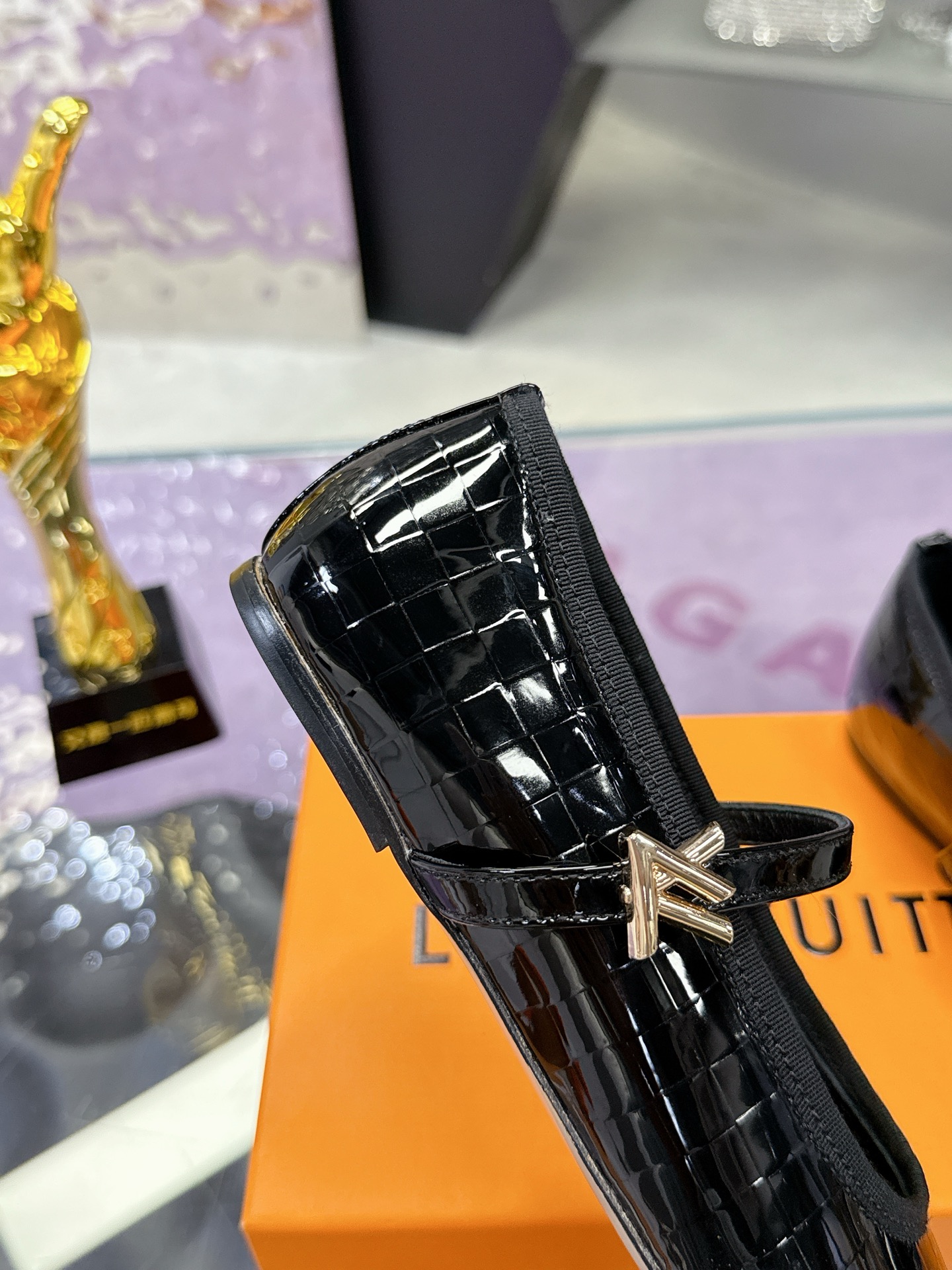 Louis Vuitton Springshar Single Shoe Series, priced at 624. Features original sheep and cattle skin, hand-sewn, with LV logo. - 图片 8