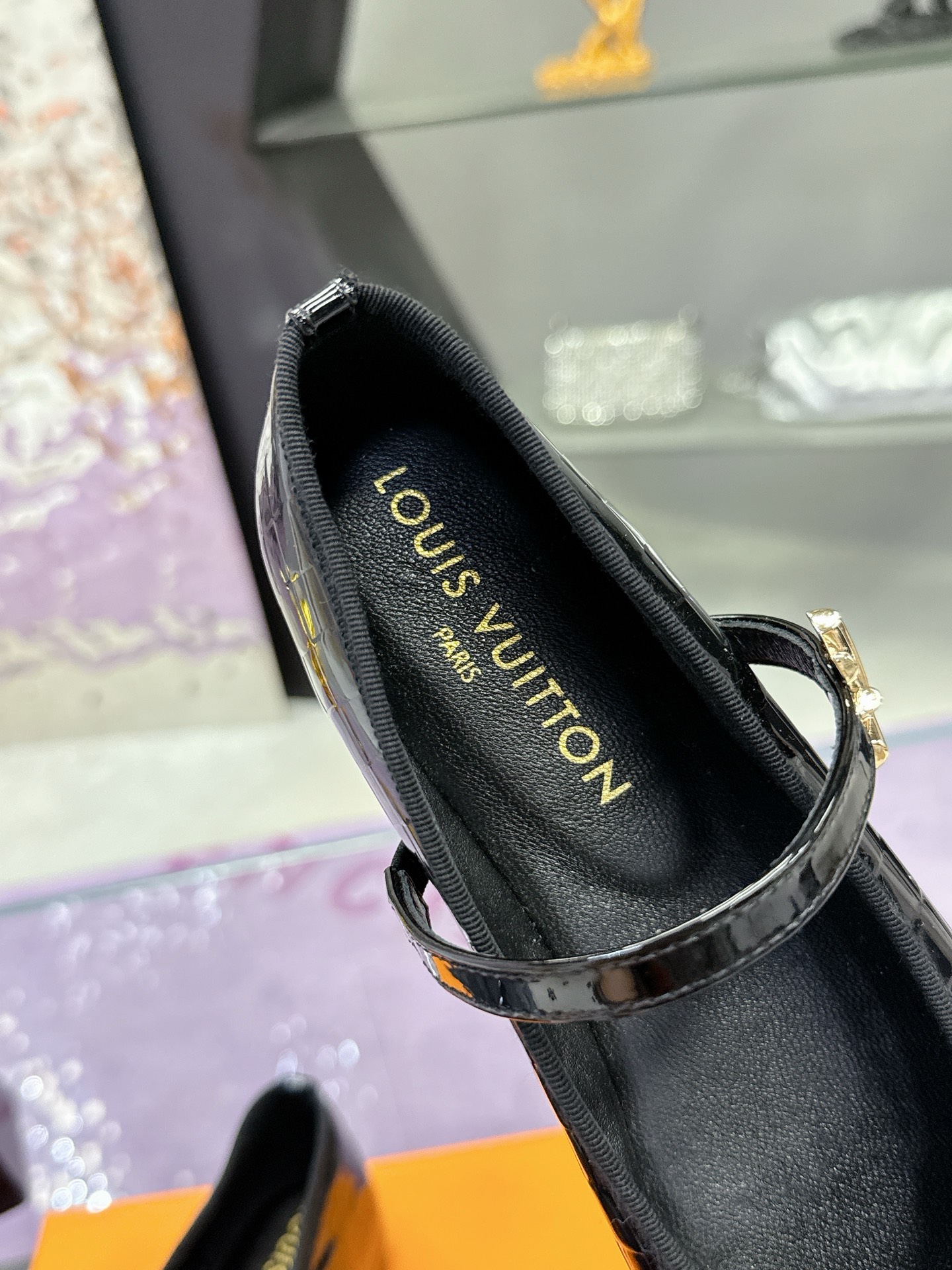 Louis Vuitton Springshar Single Shoe Series, priced at 624. Features original sheep and cattle skin, hand-sewn, with LV logo. - 图片 7