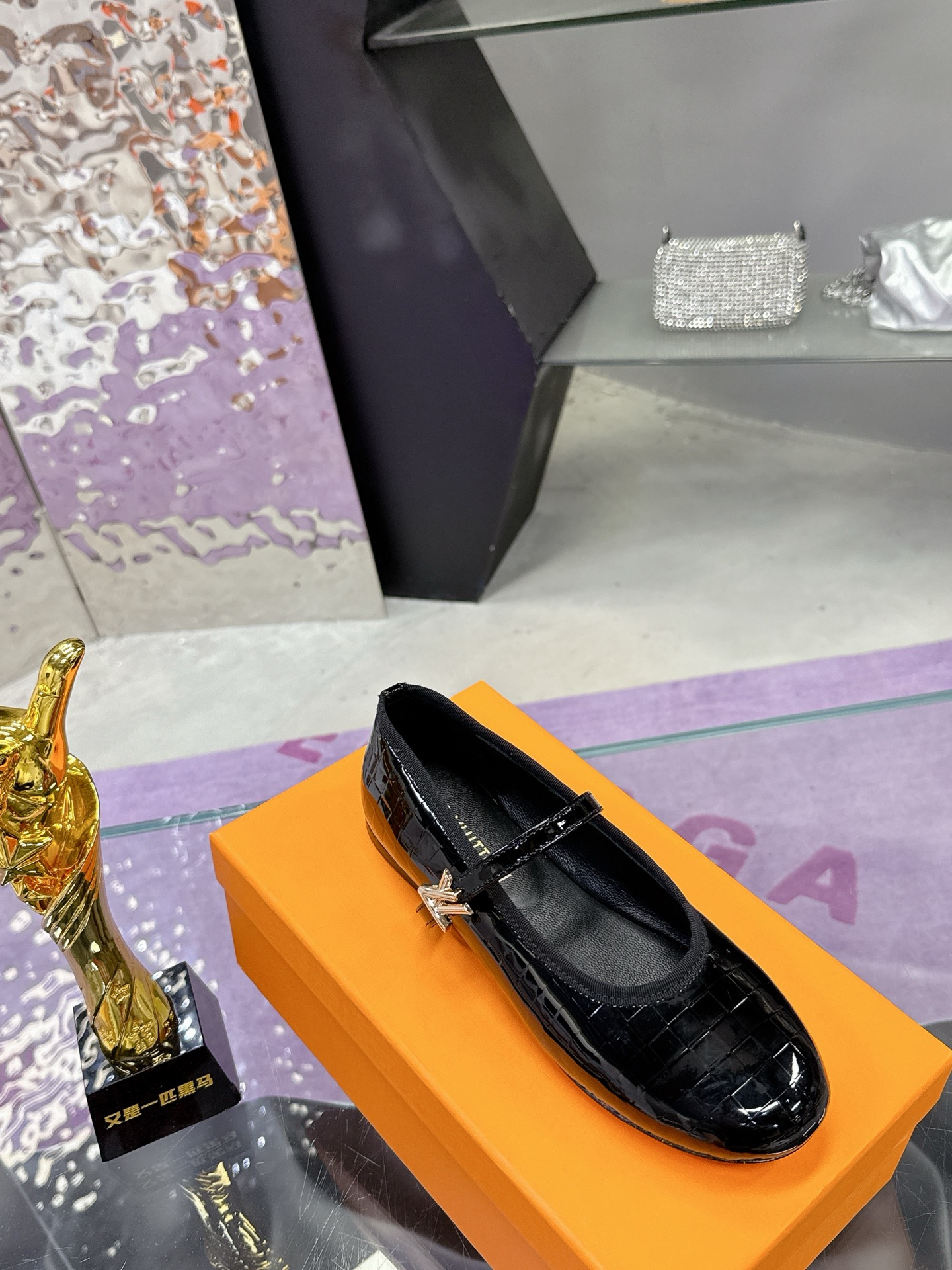 Louis Vuitton Springshar Single Shoe Series, priced at 624. Features original sheep and cattle skin, hand-sewn, with LV logo. - 图片 5