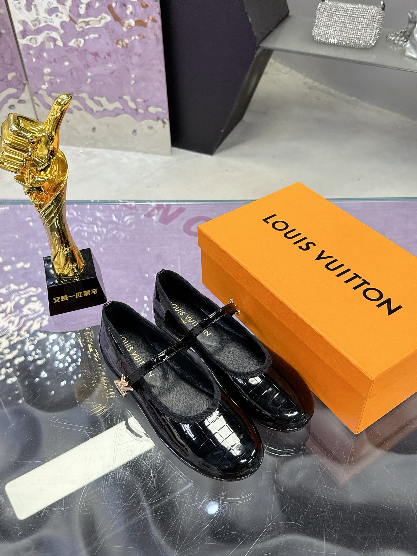 Louis Vuitton Springshar Single Shoe Series, priced at 624. Features original sheep and cattle skin, hand-sewn, with LV logo. - 图片 4