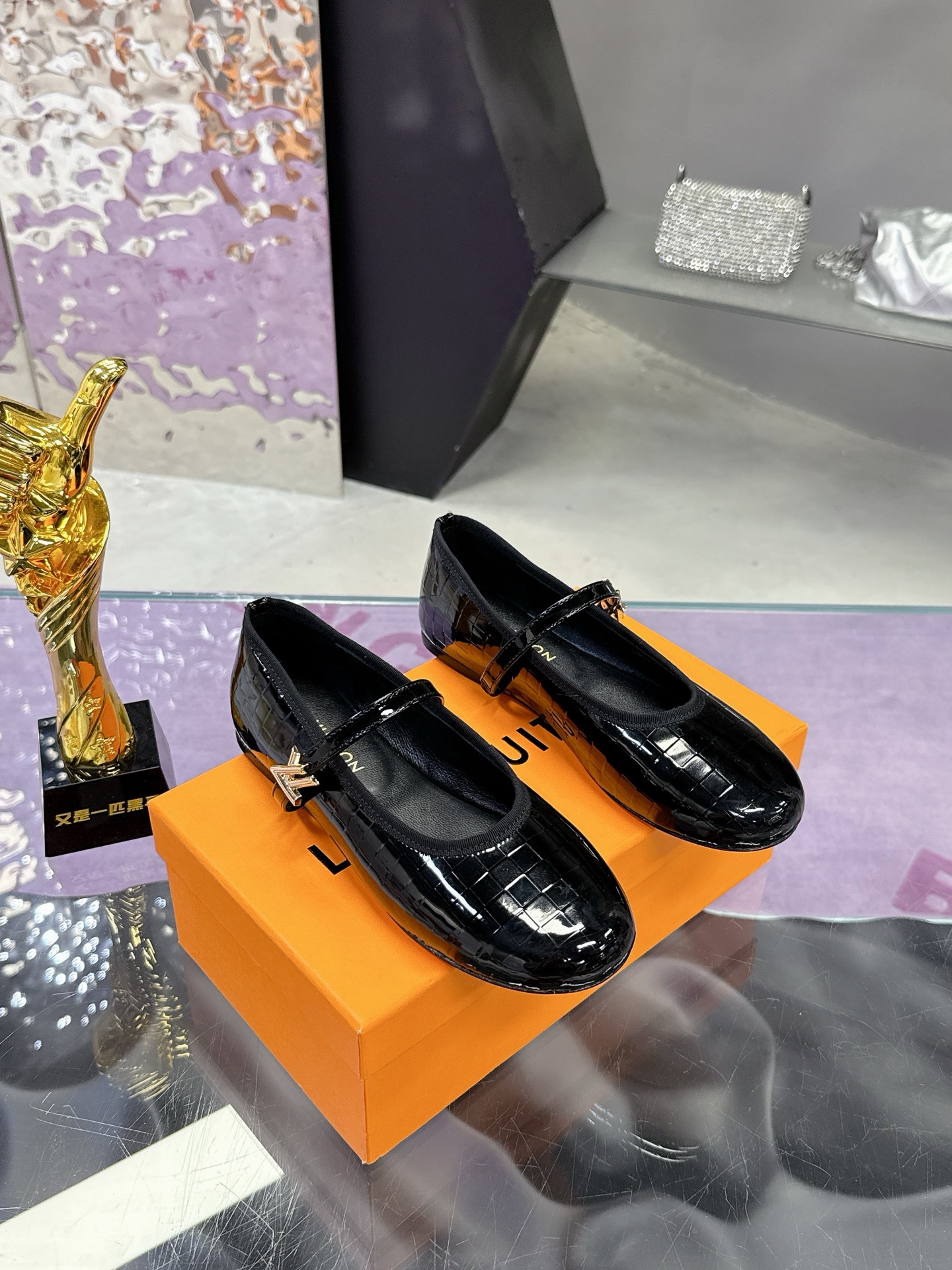 Louis Vuitton Springshar Single Shoe Series, priced at 624. Features original sheep and cattle skin, hand-sewn, with LV logo. - 图片 1