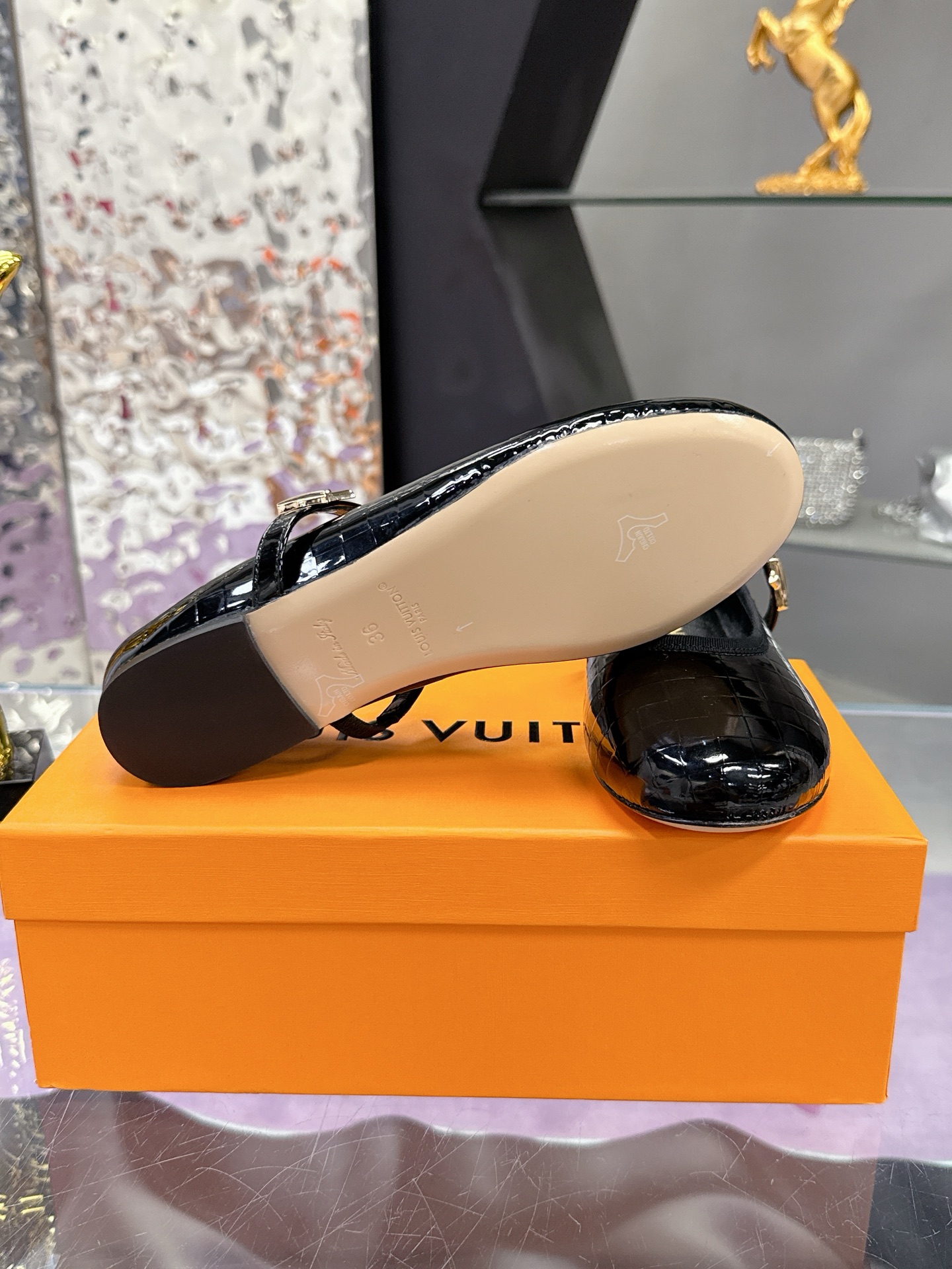 Louis Vuitton Springshar Single Shoe Series, priced at 624. Features original sheep and cattle skin, hand-sewn, with LV logo. - 图片 9