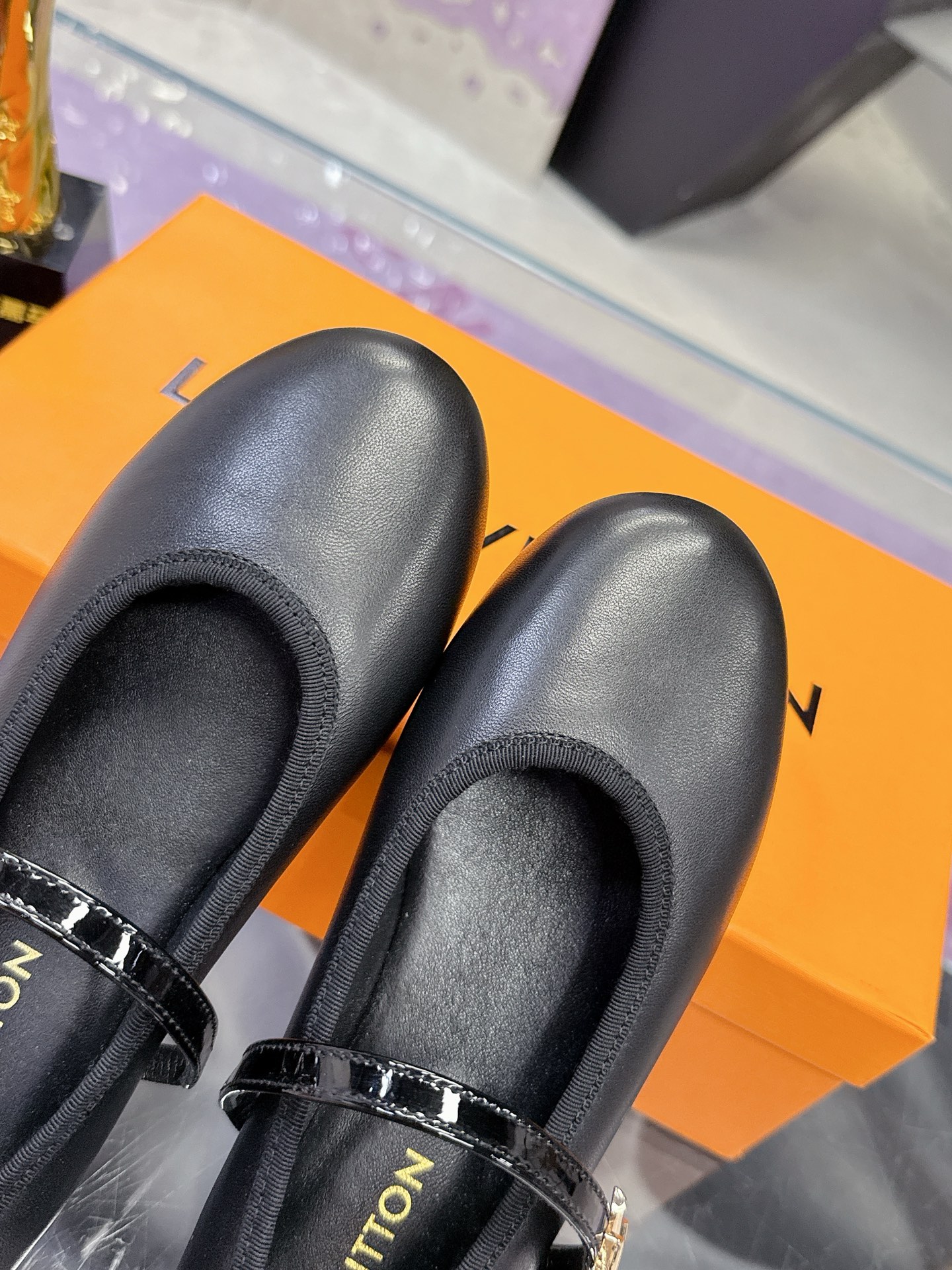 Luxury Louis Vuitton Sheepskin Shoes Collection: Handmade, Stylish, and Comfortable – Price, Quality, and Sizes Included - 图片 6