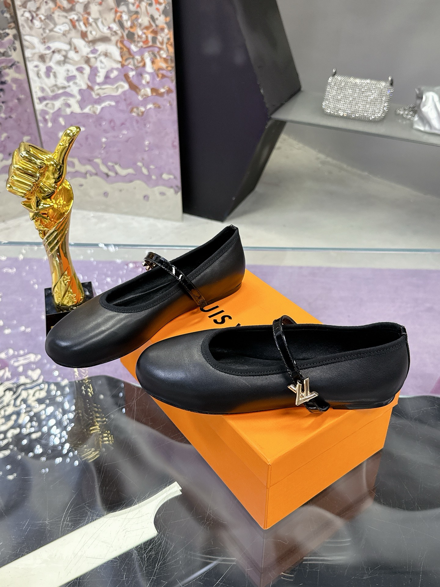 Luxury Louis Vuitton Sheepskin Shoes Collection: Handmade, Stylish, and Comfortable – Price, Quality, and Sizes Included - 图片 3