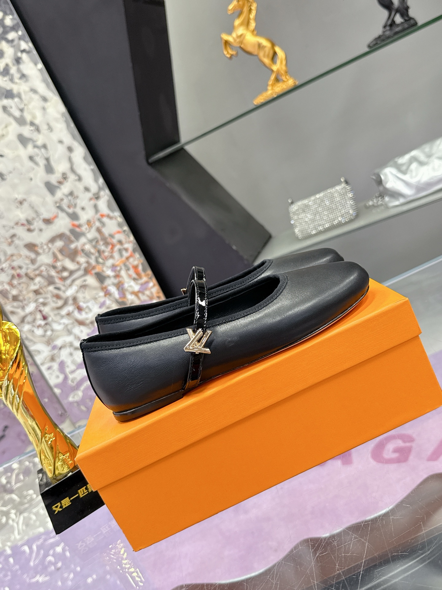Luxury Louis Vuitton Sheepskin Shoes Collection: Handmade, Stylish, and Comfortable – Price, Quality, and Sizes Included - 图片 2