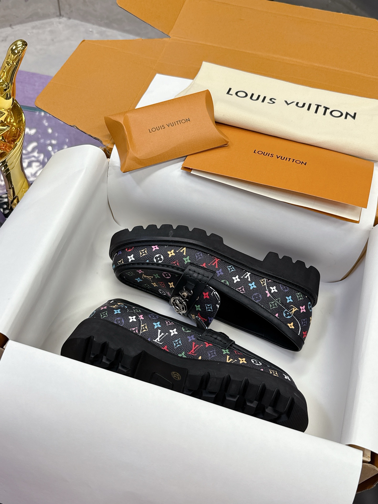 NO:228670,LV XTM IV TRAINER LOI VUTON × Takashi Murakami jointly made loafers This style of Distric loafers is cut in two-color mirrored cowhide leather to create a light and comfortable shoe body. The thick EVA outsole is decorated with eye-catching embossed patterns, and the trendy posture is both rigid and soft to make it a good choice for daily use. IV Circle logo embossed with the center of the upper, and the metal chain adds luster. Louis Vuitton elements embossed with rubber outsole embossed with edging elements Heel height 5 cm Size: Women's size 35-40 Men's size 39-45, loafers, christian louboutin, louis vuitton, louis vuitton, loafers, cowhide19860909LV XTM IV TRAINER 路易威登×村上隆联名乐福鞋 本款 Distric 乐福鞋以双色镜面牛皮革裁出轻盈舒适鞋身.厚实 EVA外底点缀醒目凸纹,亦刚亦柔的潮流姿态成就日常佳选.IV Circle 标识点缀鞋面中央,金属链条再添莹泽光彩. 路易威登元素 凸纹橡胶外底点缀镶边元素 跟高5厘米 码数: 女码35-40男码39-45,乐福鞋,christian louboutin,louis vuitton,louis vuitton,loafers,cowhide,Women's Shoes