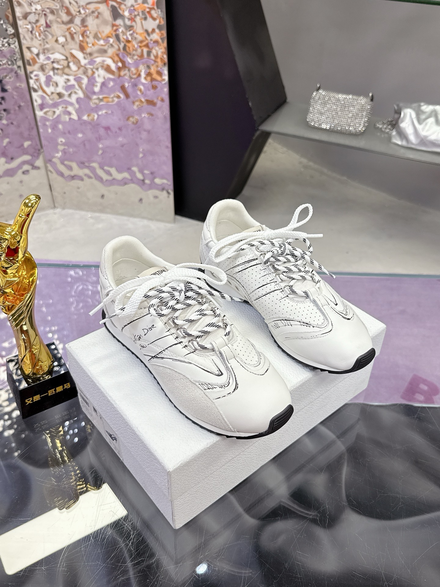 NO:228685,The new 2025 Dior series new product, the latest version, is released. C'est sneakers show a striking and fashionable style. The upper 3D printing design style is super fashionable, and the details also add a touch of elegant temperament. The light two-color soles are extremely comfortable and show the charm of sports style. They can add fashionable temperament to various casual styles. The tongue and sole are decorated with Christian Paris logo Niu Jing with cowhide design style. Women's size 35-40,,dior,sneakers,cowhide198609092025迪奥系列新品这款 高版本 最新出炉 C ' est 运动鞋彰显醒目而时尚的风范精心制作,鞋面3D打印设计风格搭配超级时尚,细节也增添一丝优雅气质.轻盈的双色 鞋底舒适非凡,彰显运动风格的魅力.可为各式休闲造型增添时尚气质. 鞋舌和鞋底饰以 Christian Paris 标志 牛京搭配牛皮设计风格 女码35-40,,dior,sneakers,cowhide,Women's Shoes