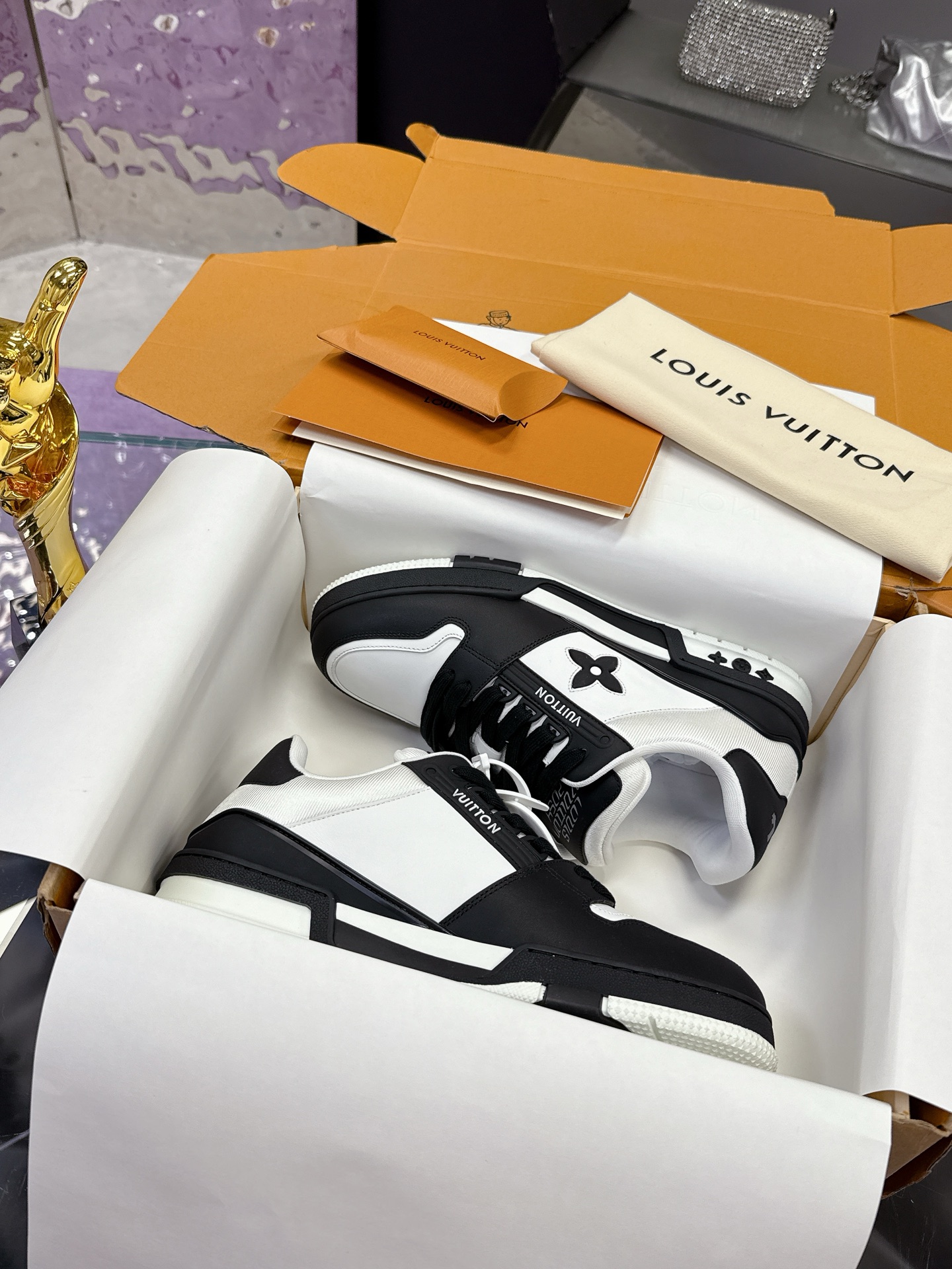 NO:228675,(Men's Shoes) 2025 latest catwalk, full leather craft manufacturing, original development, quality shipment, welcome to compare LV board shoes series LV Trainer Maxi sneakers introduce the loose silhouette of the ready-to-wear series into the LVTrainer sneaker design of Virgil Abloh, and made its debut in the 2025 spring and summer men's clothing show. The cowhide upper combines rough fabric laces to point out the classic brand elements with colorful beads. The LV letters marked the tongue, and Monogram flowers live on the outsole. The mixed material is made of top layer cowhide, wrapped in imported custom-made denim, thick lace-up design, with Monogram large print on the side, the tongue and heel 