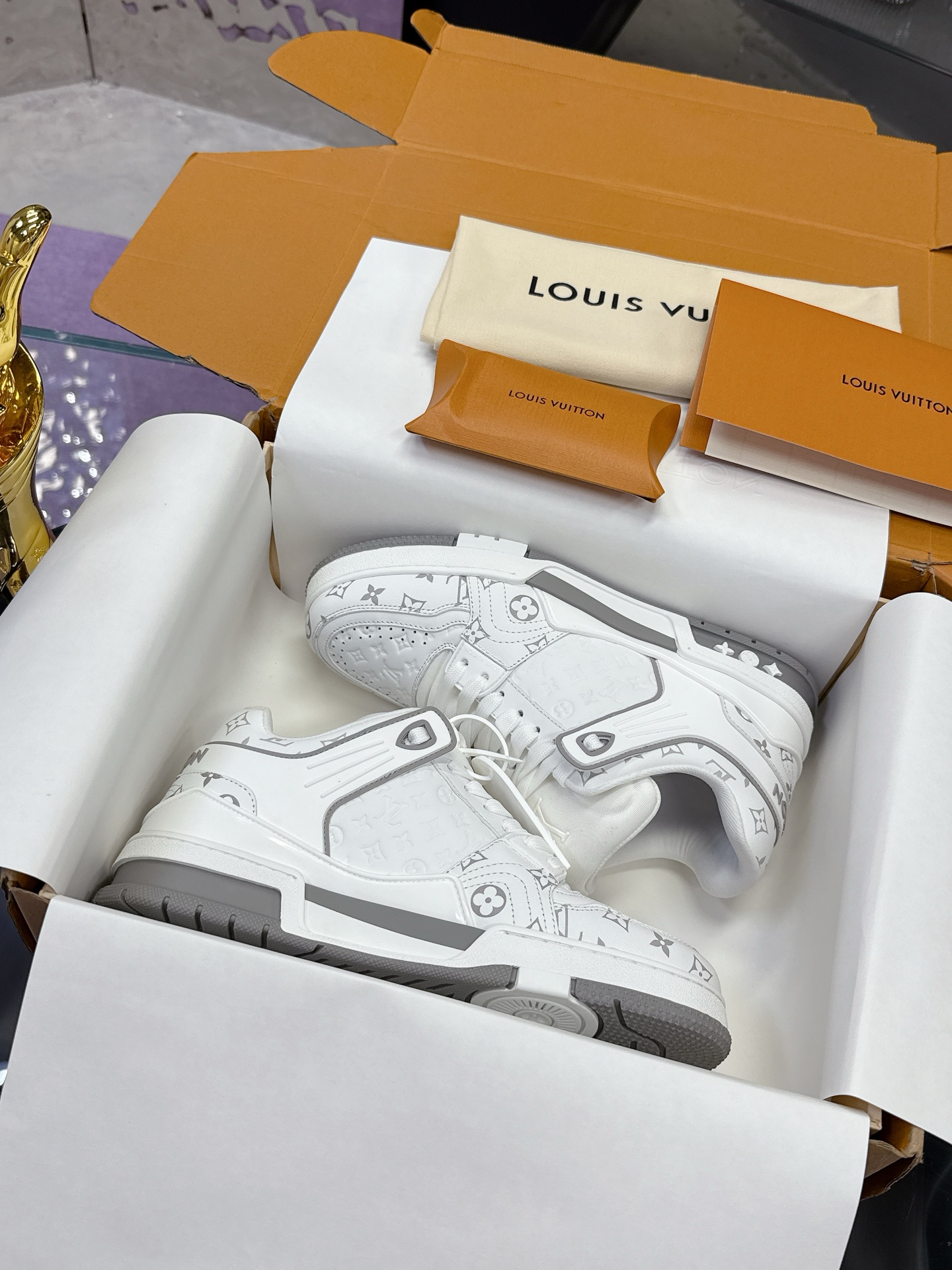 Louis Vuitton LV Trainer Maxi运动鞋将成衣系列的宽松廓形引入VirgilAbloh笔下的LVTrainer运动鞋设计