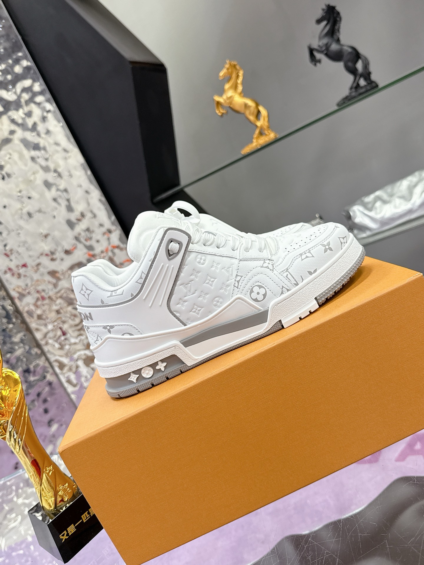 Louis Vuitton LV Trainer Maxi运动鞋将成衣系列的宽松廓形引入VirgilAbloh笔下的LVTrainer运动鞋设计