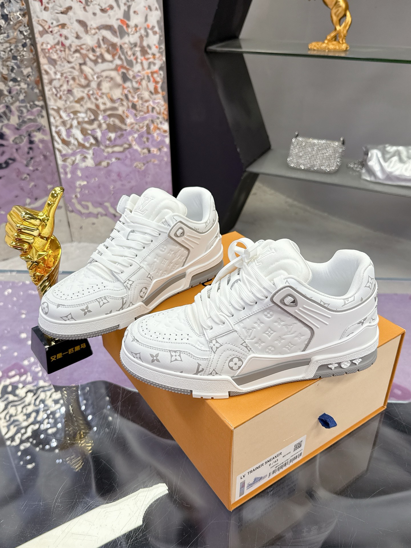 Louis Vuitton LV Trainer Maxi运动鞋将成衣系列的宽松廓形引入VirgilAbloh笔下的LVTrainer运动鞋设计