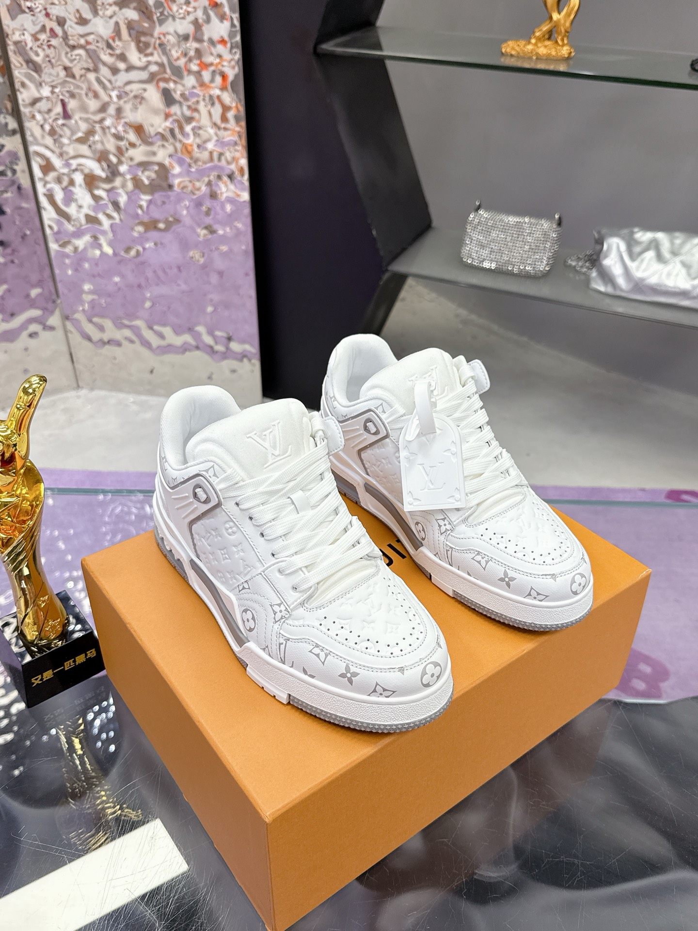 Louis Vuitton LV Trainer Maxi运动鞋将成衣系列的宽松廓形引入VirgilAbloh笔下的LVTrainer运动鞋设计