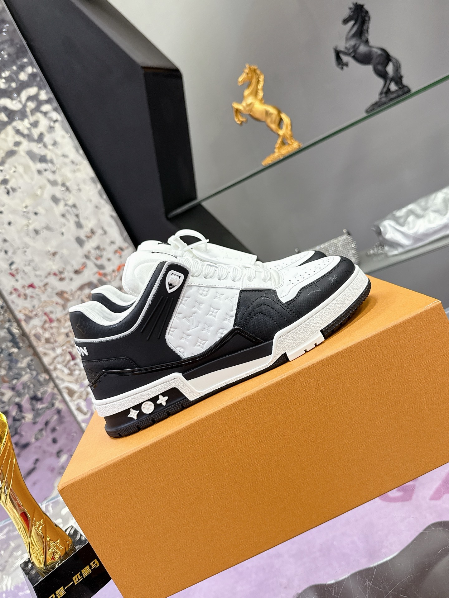 Louis Vuitton LV Trainer Maxi运动鞋将成衣系列的宽松廓形引入VirgilAbloh笔下的LVTrainer运动鞋设计