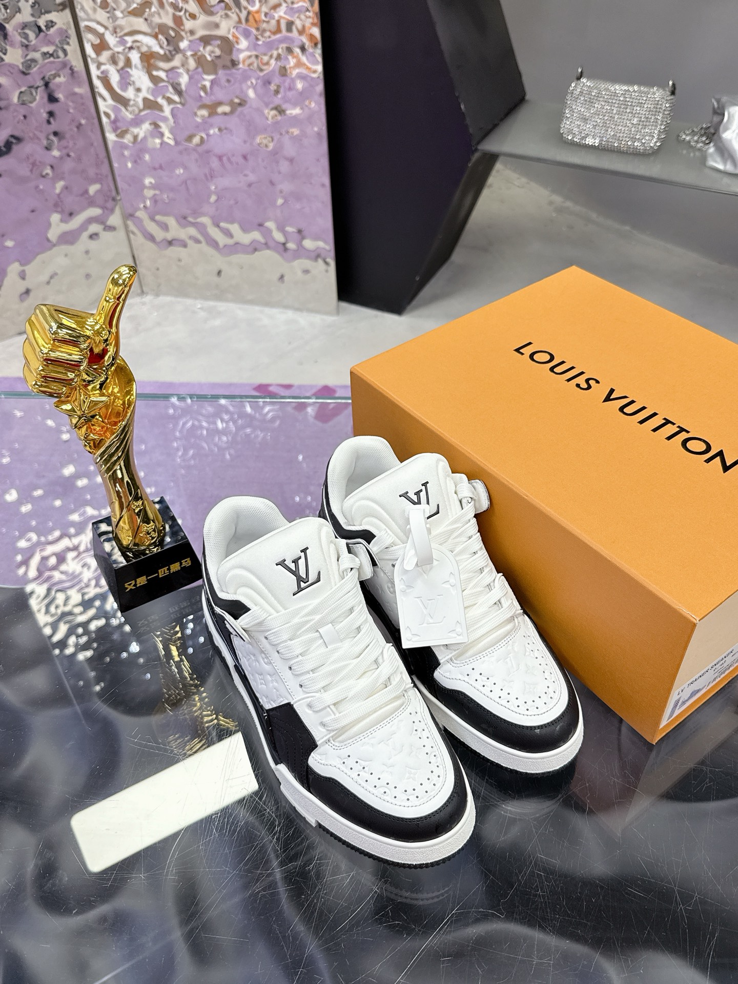 Louis Vuitton LV Trainer Maxi运动鞋将成衣系列的宽松廓形引入VirgilAbloh笔下的LVTrainer运动鞋设计