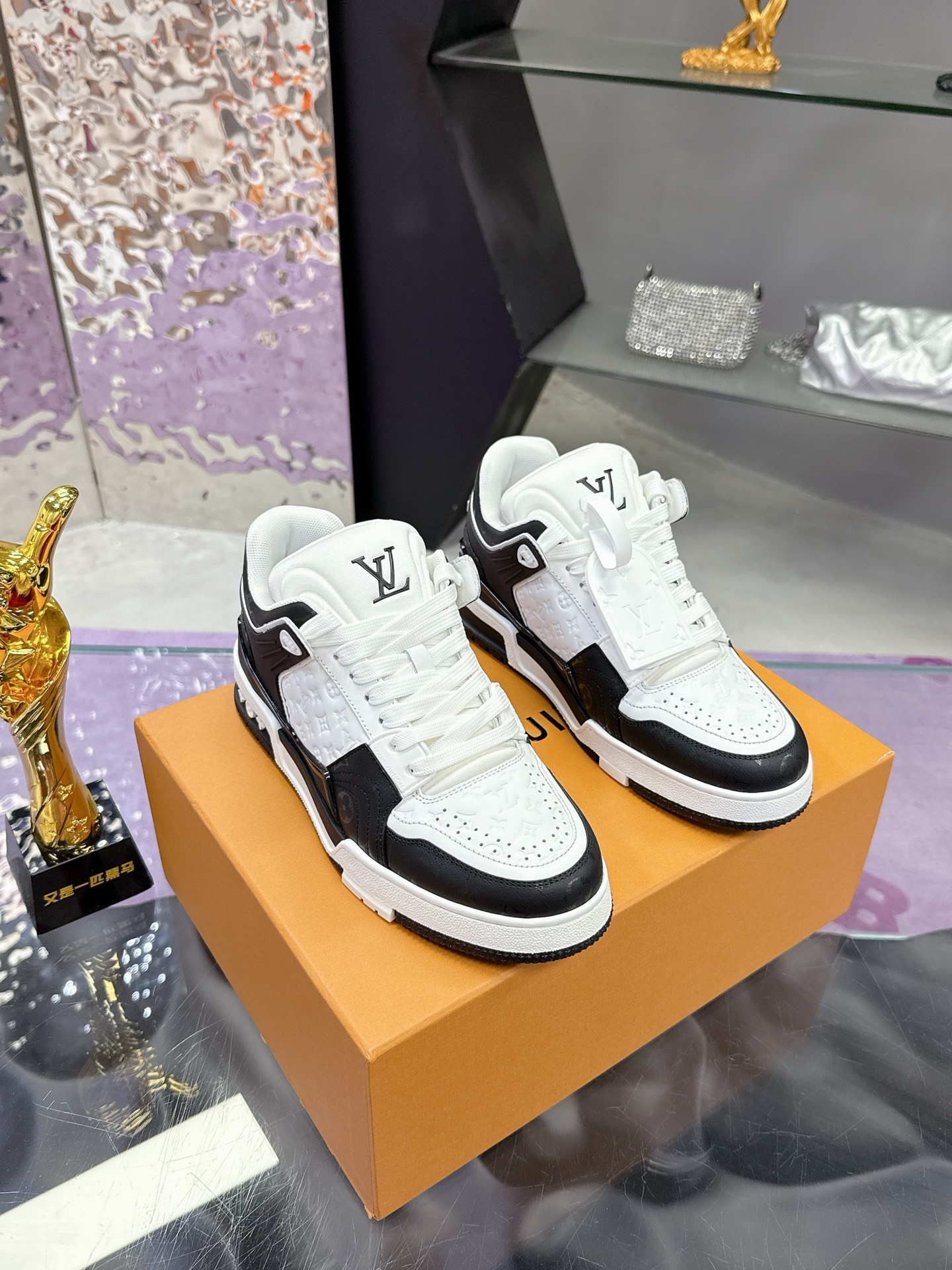 Louis Vuitton LV Trainer Maxi运动鞋将成衣系列的宽松廓形引入VirgilAbloh笔下的LVTrainer运动鞋设计