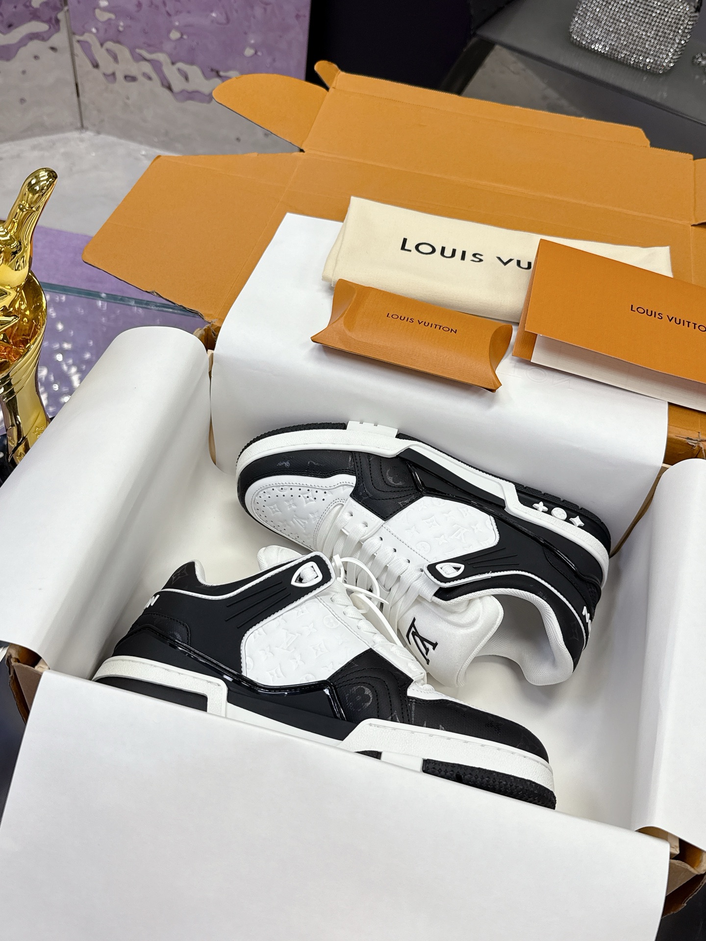 Louis Vuitton LV Trainer Maxi运动鞋将成衣系列的宽松廓形引入VirgilAbloh笔下的LVTrainer运动鞋设计