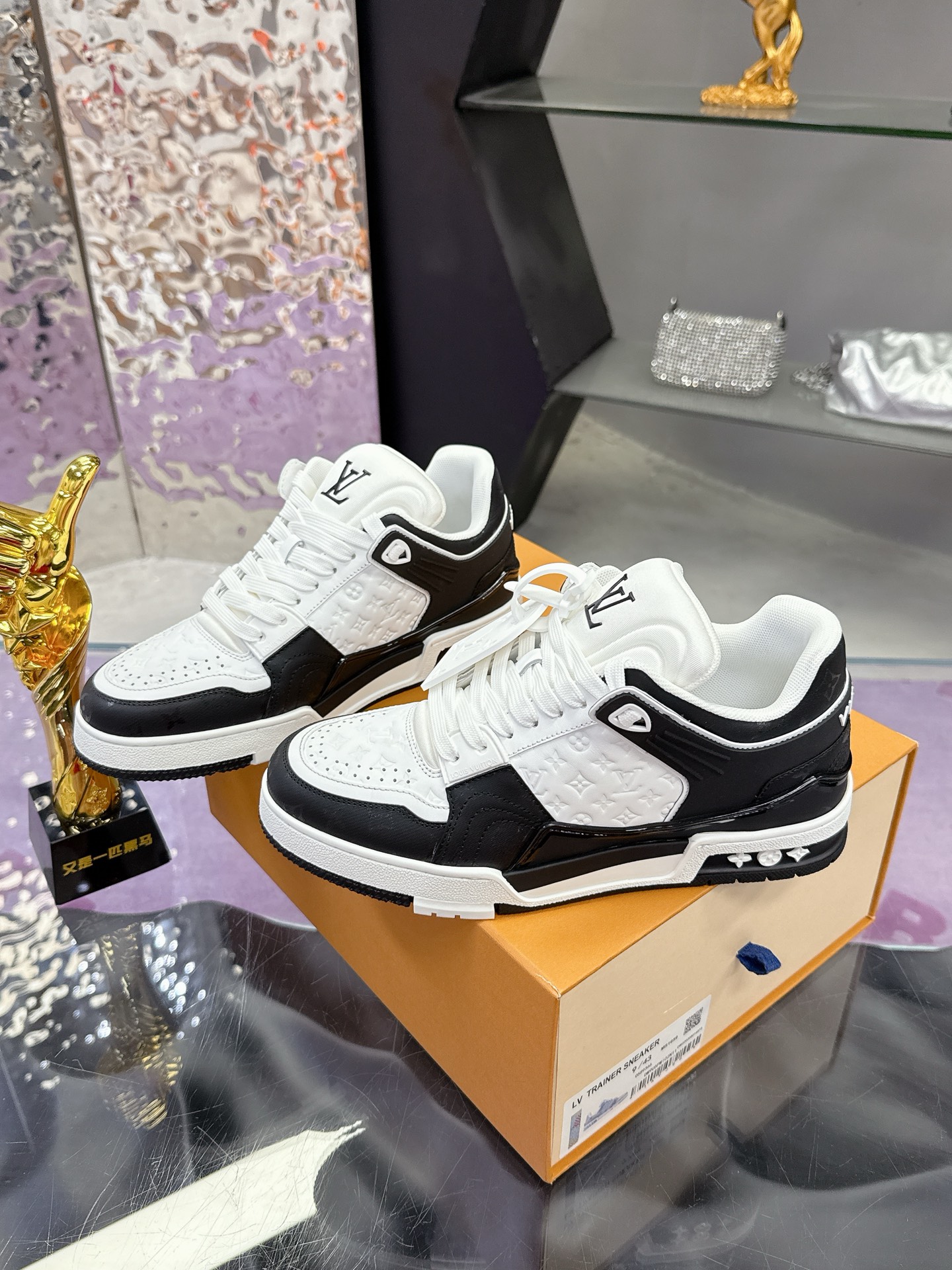 Louis Vuitton LV Trainer Maxi运动鞋将成衣系列的宽松廓形引入VirgilAbloh笔下的LVTrainer运动鞋设计