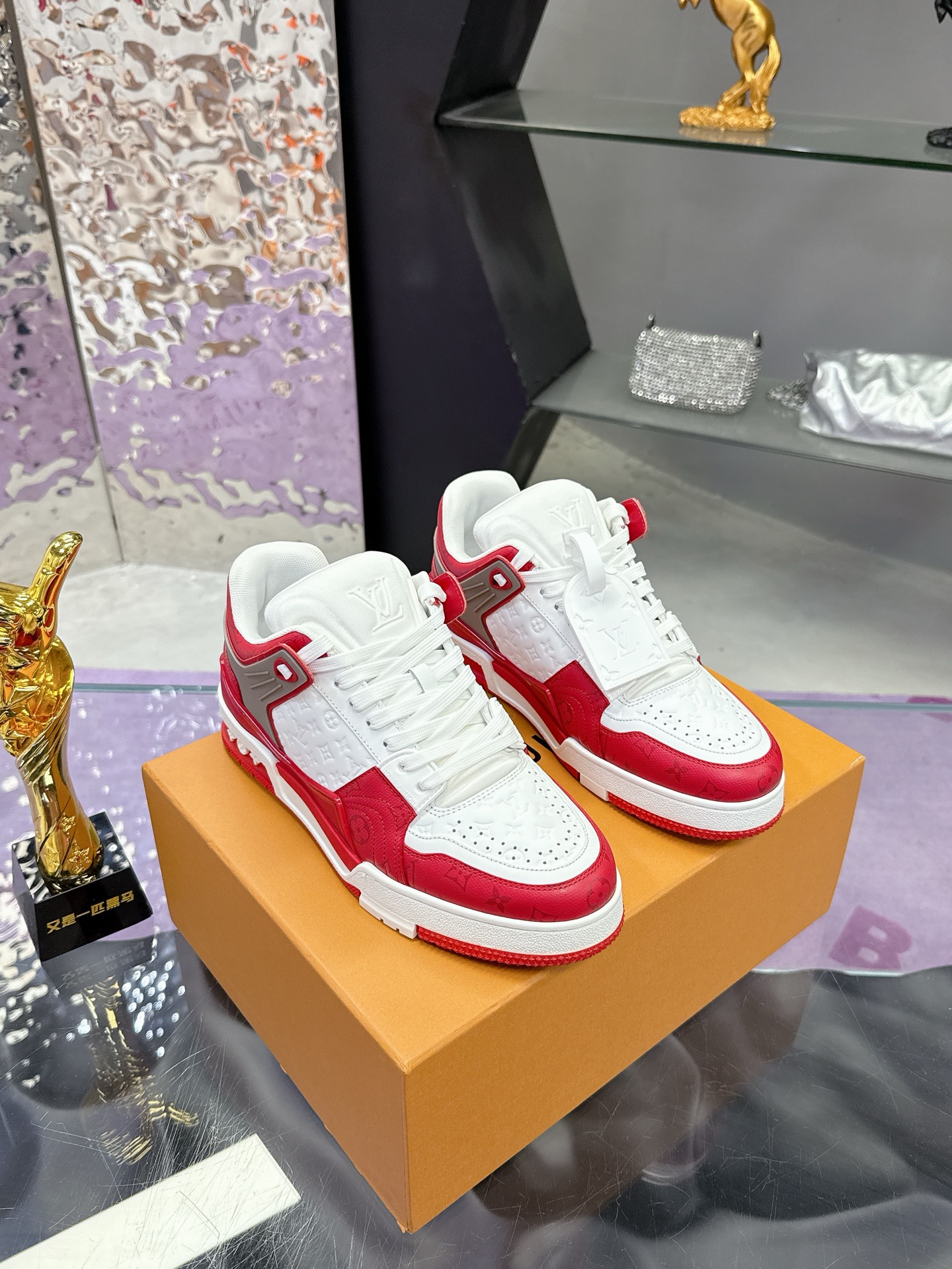 Louis Vuitton LV Trainer Maxi运动鞋将成衣系列的宽松廓形引入VirgilAbloh笔下的LVTrainer运动鞋设计