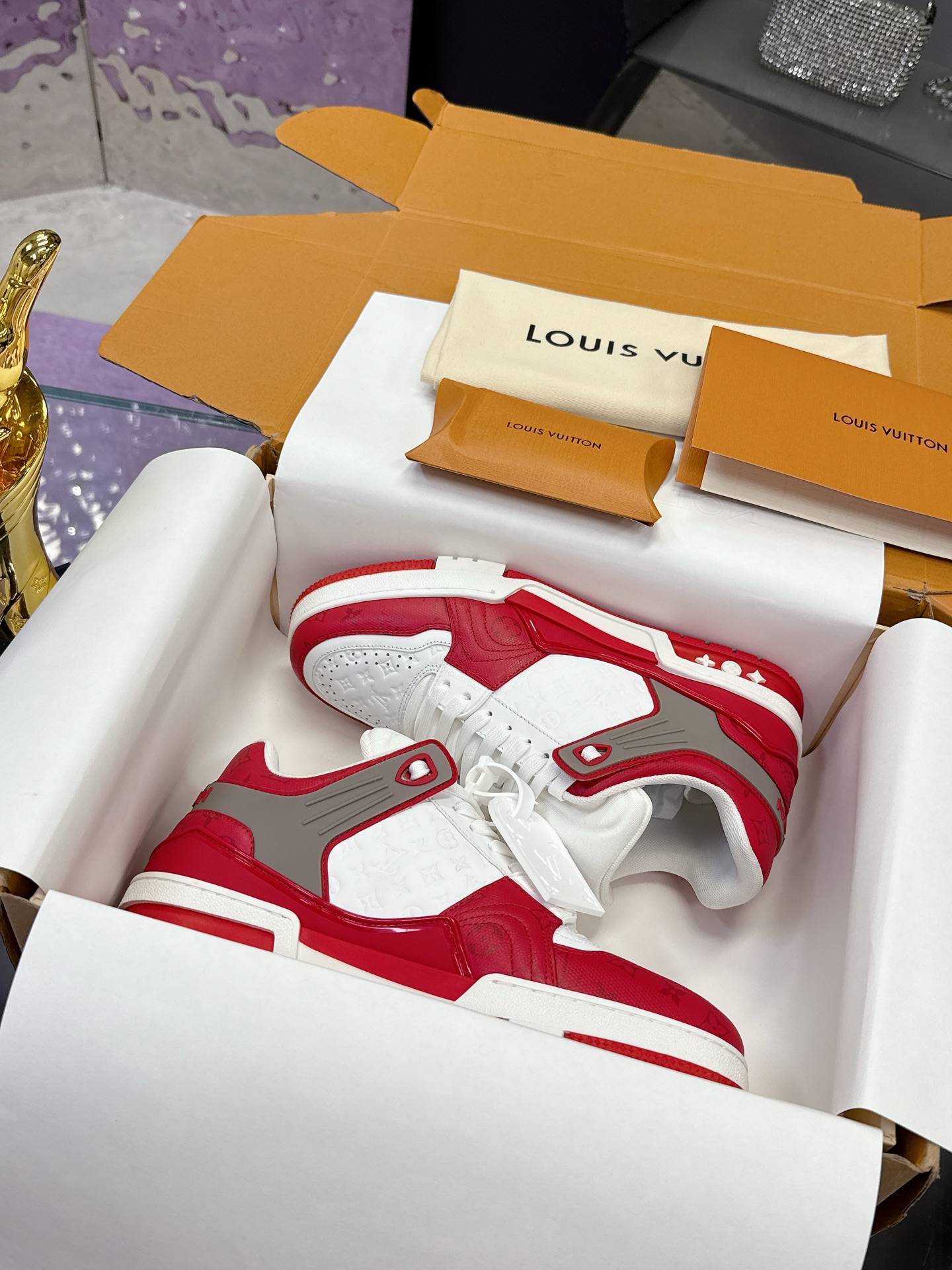 Louis Vuitton LV Trainer Maxi运动鞋将成衣系列的宽松廓形引入VirgilAbloh笔下的LVTrainer运动鞋设计