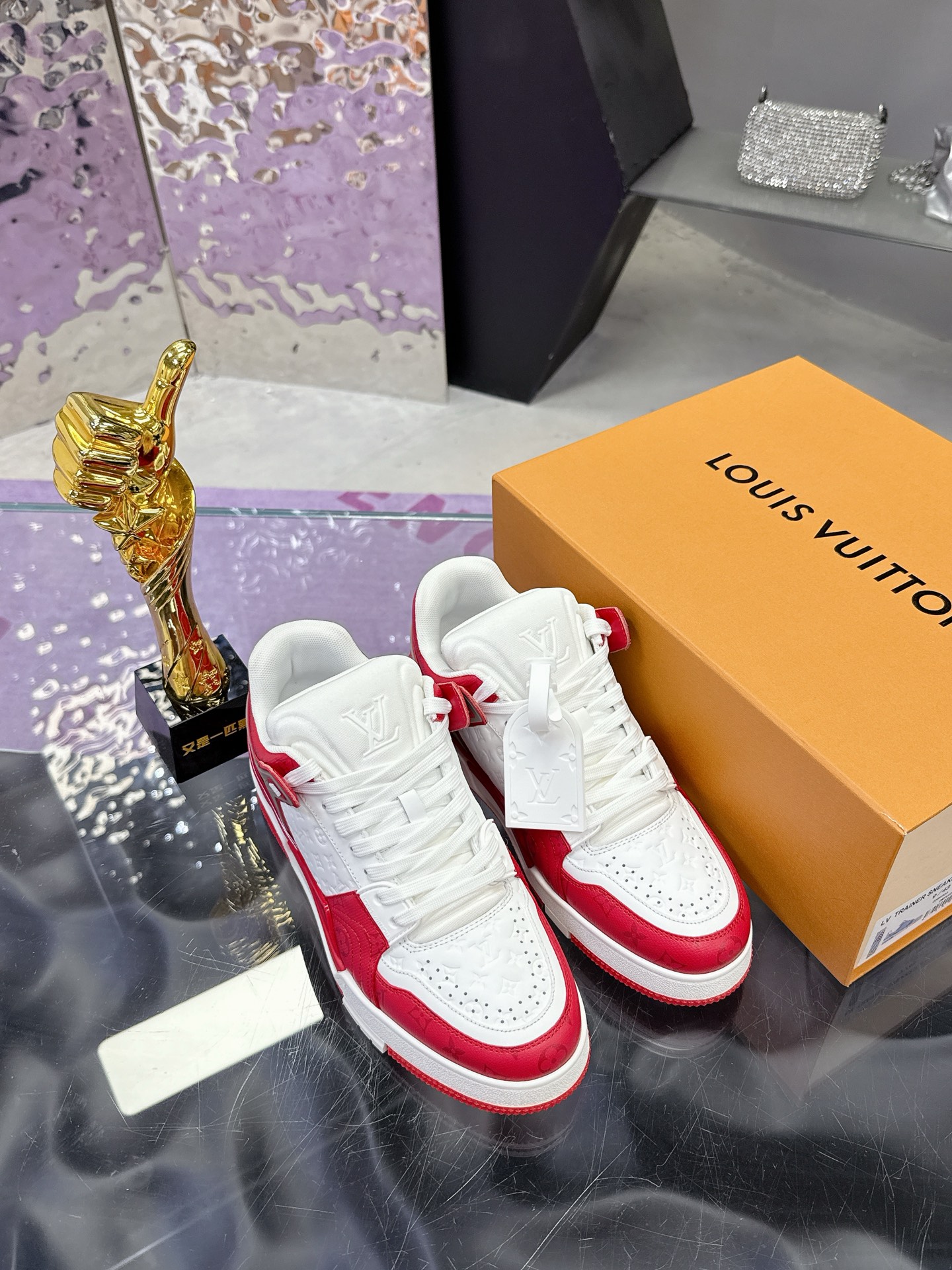 Louis Vuitton LV Trainer Maxi运动鞋将成衣系列的宽松廓形引入VirgilAbloh笔下的LVTrainer运动鞋设计