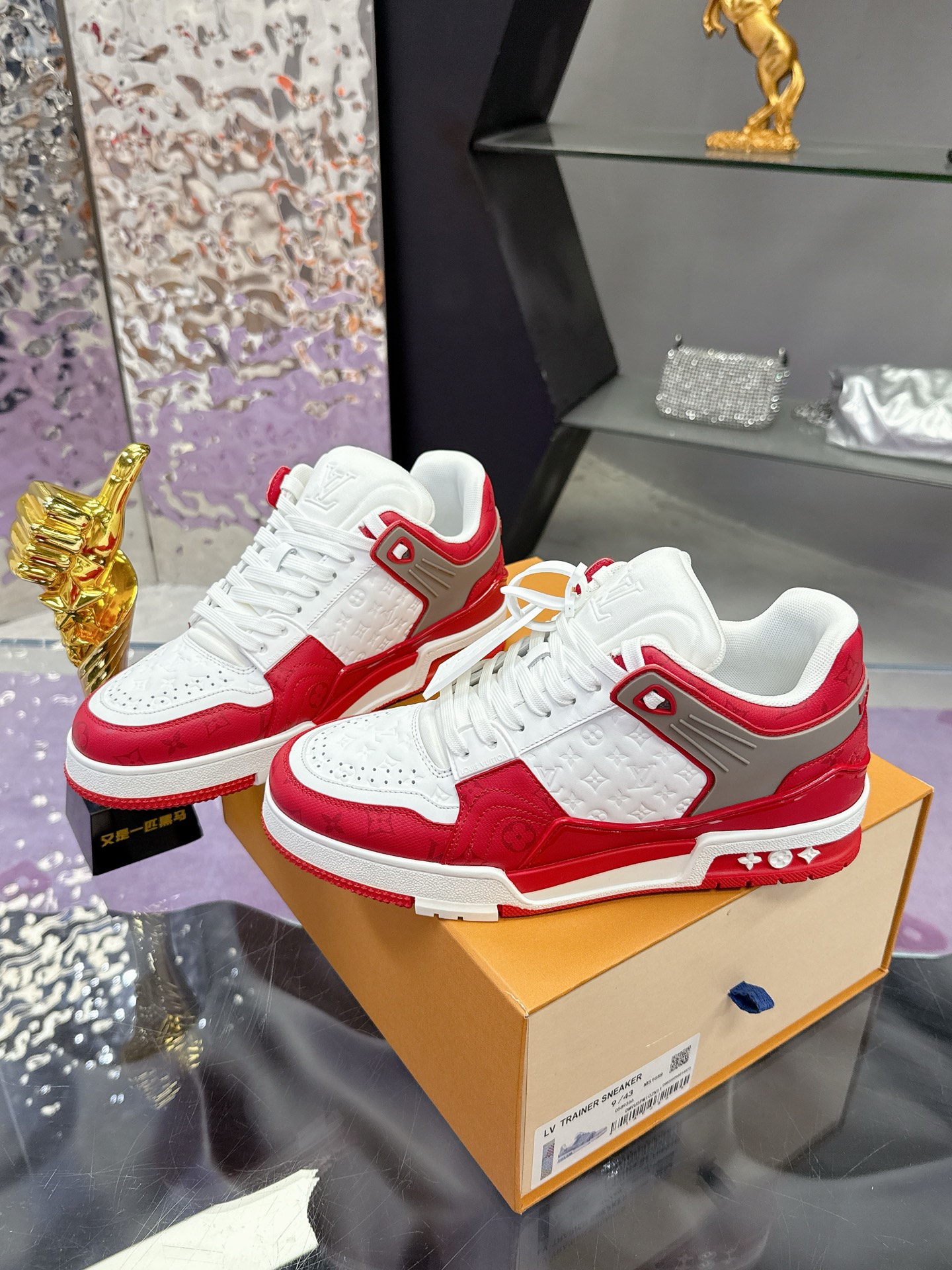 Louis Vuitton LV Trainer Maxi运动鞋将成衣系列的宽松廓形引入VirgilAbloh笔下的LVTrainer运动鞋设计