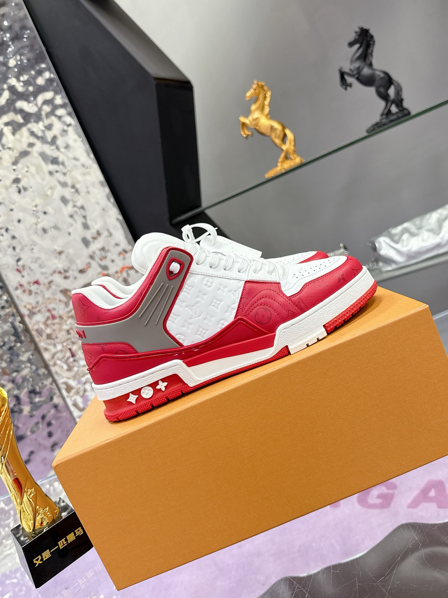 Louis Vuitton LV Trainer Maxi运动鞋将成衣系列的宽松廓形引入VirgilAbloh笔下的LVTrainer运动鞋设计
