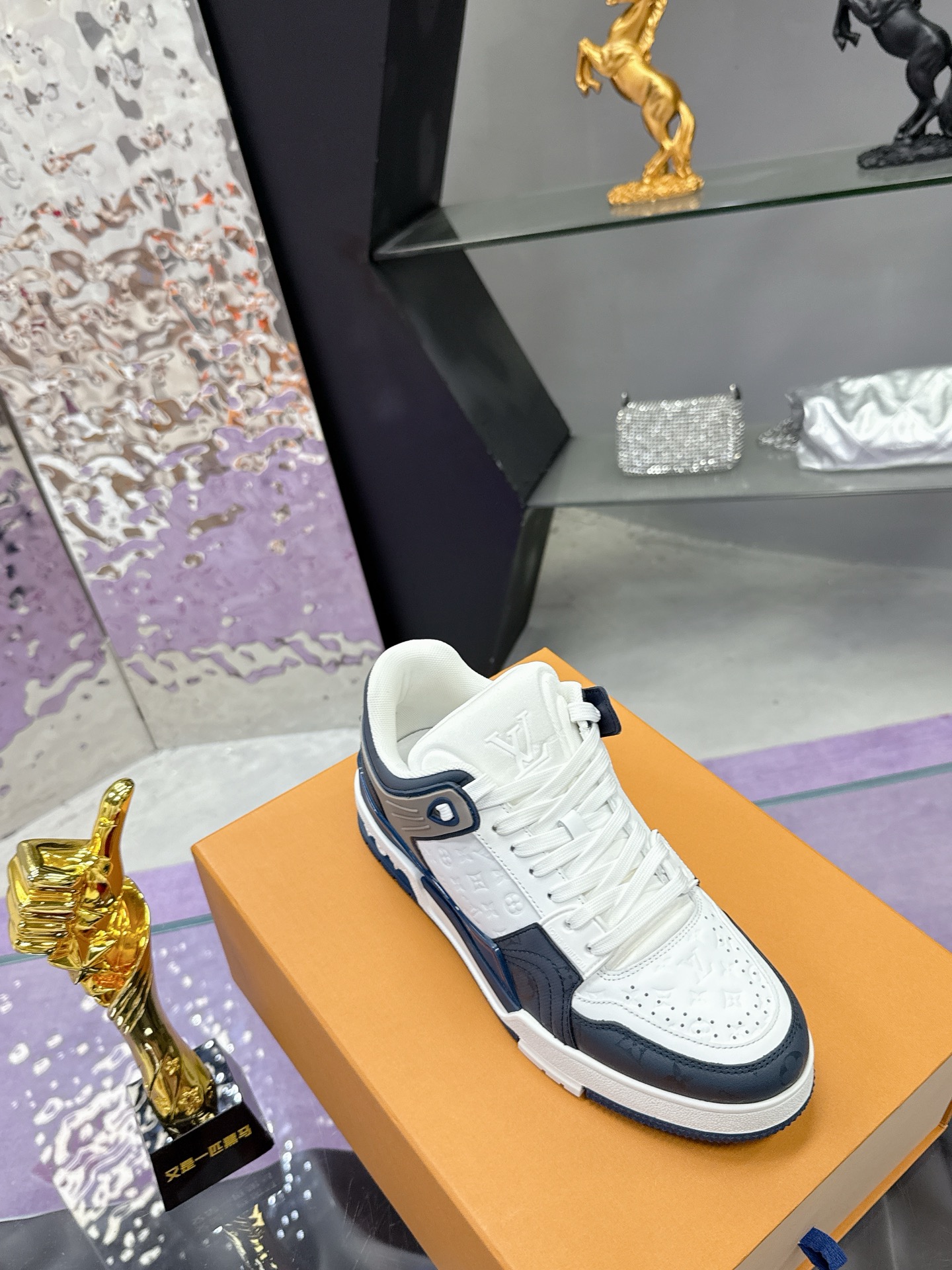 Louis Vuitton LV Trainer Maxi运动鞋将成衣系列的宽松廓形引入VirgilAbloh笔下的LVTrainer运动鞋设计