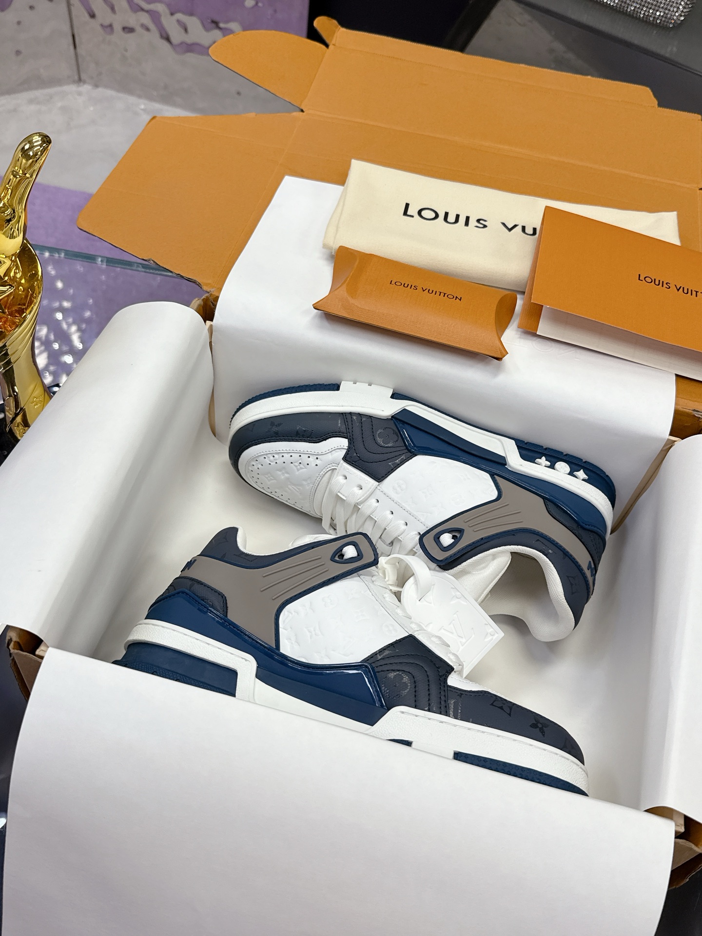 Louis Vuitton LV Trainer Maxi运动鞋将成衣系列的宽松廓形引入VirgilAbloh笔下的LVTrainer运动鞋设计
